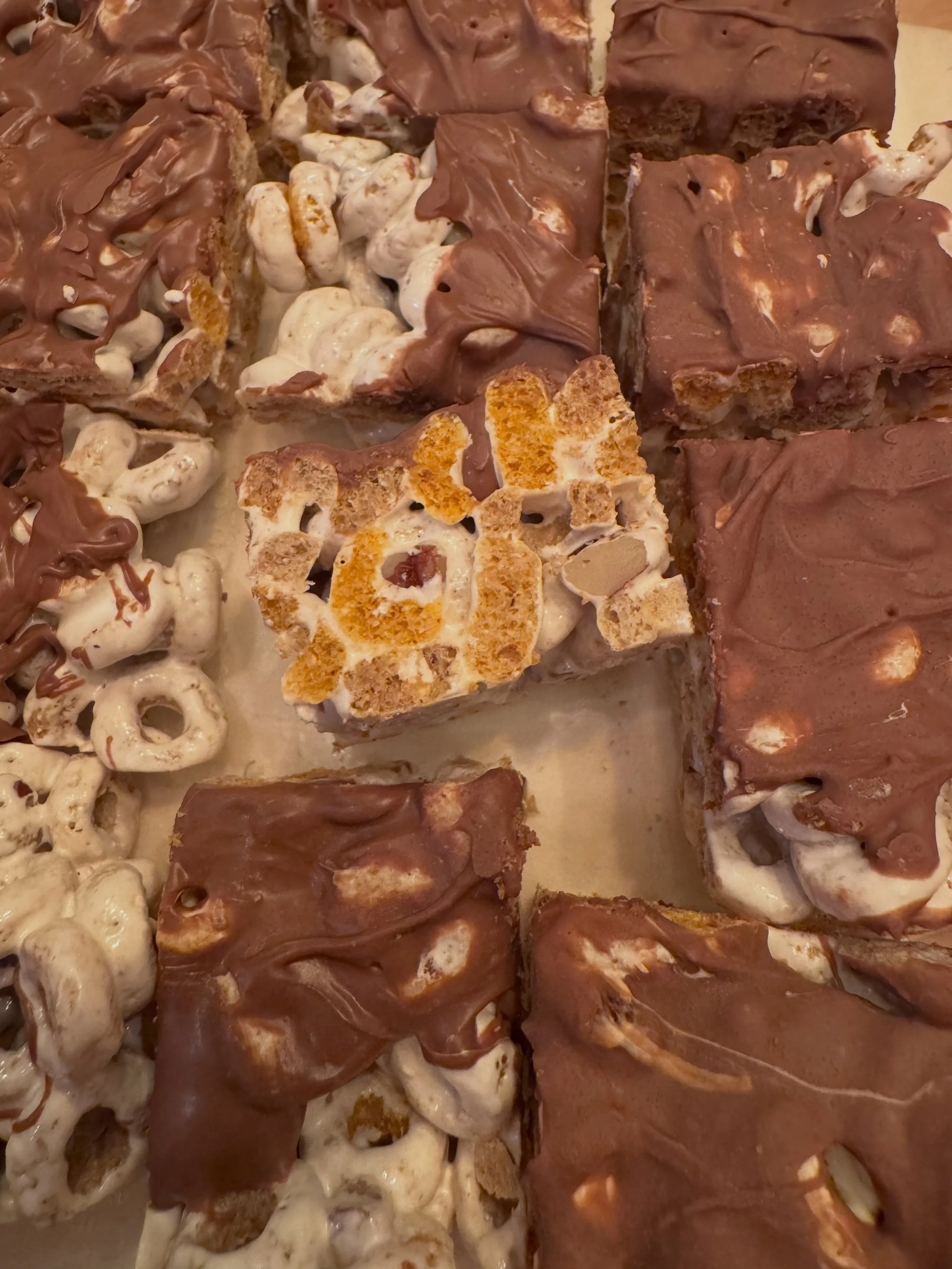 Crunchy Nutty Loops 😁

Used marshmallow fluff, hoop cereal and pecans to whip up these treats 

#marshmallowfluff #nobake
