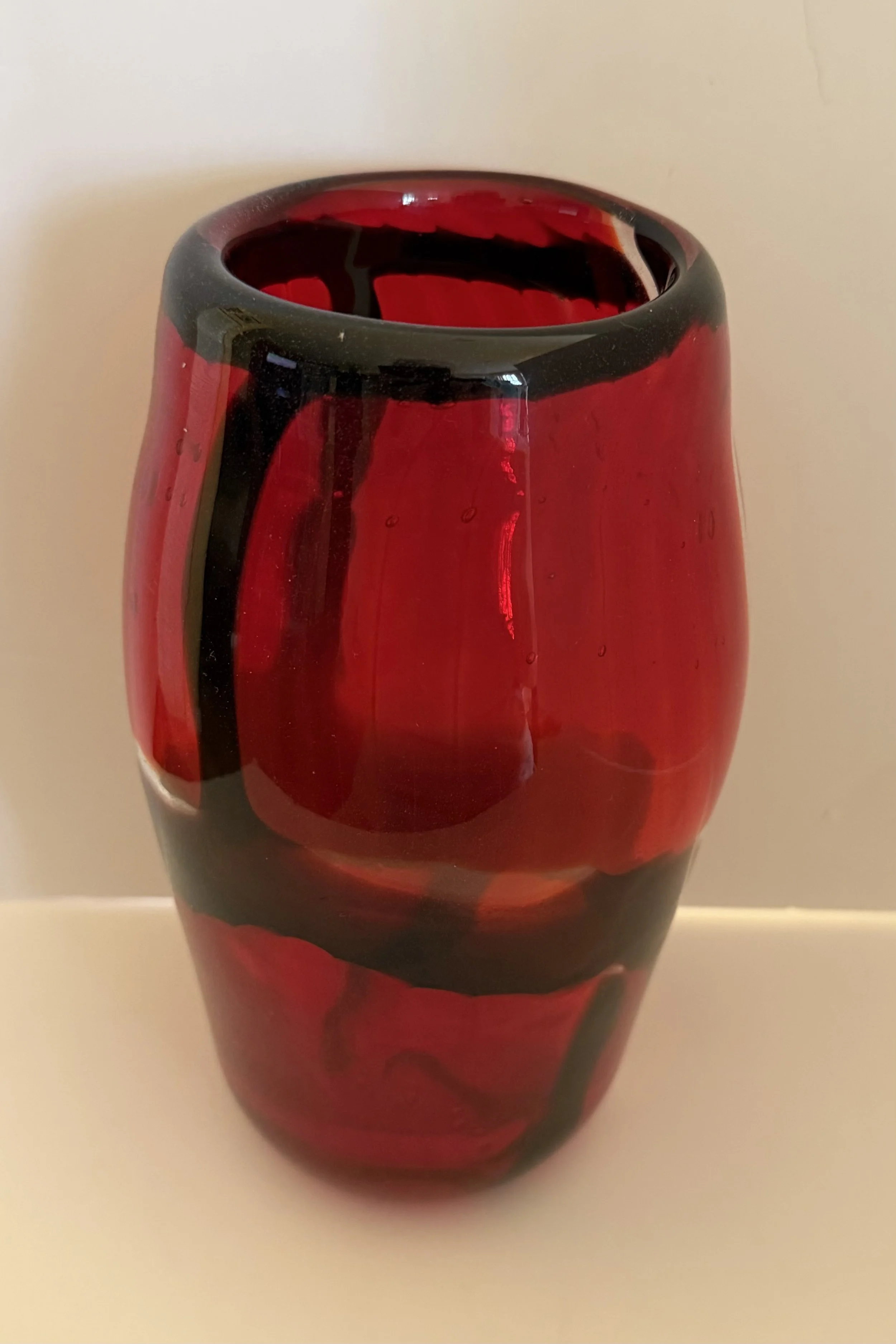Handblown glass vase: Bulldog red and black with a wide mouth.