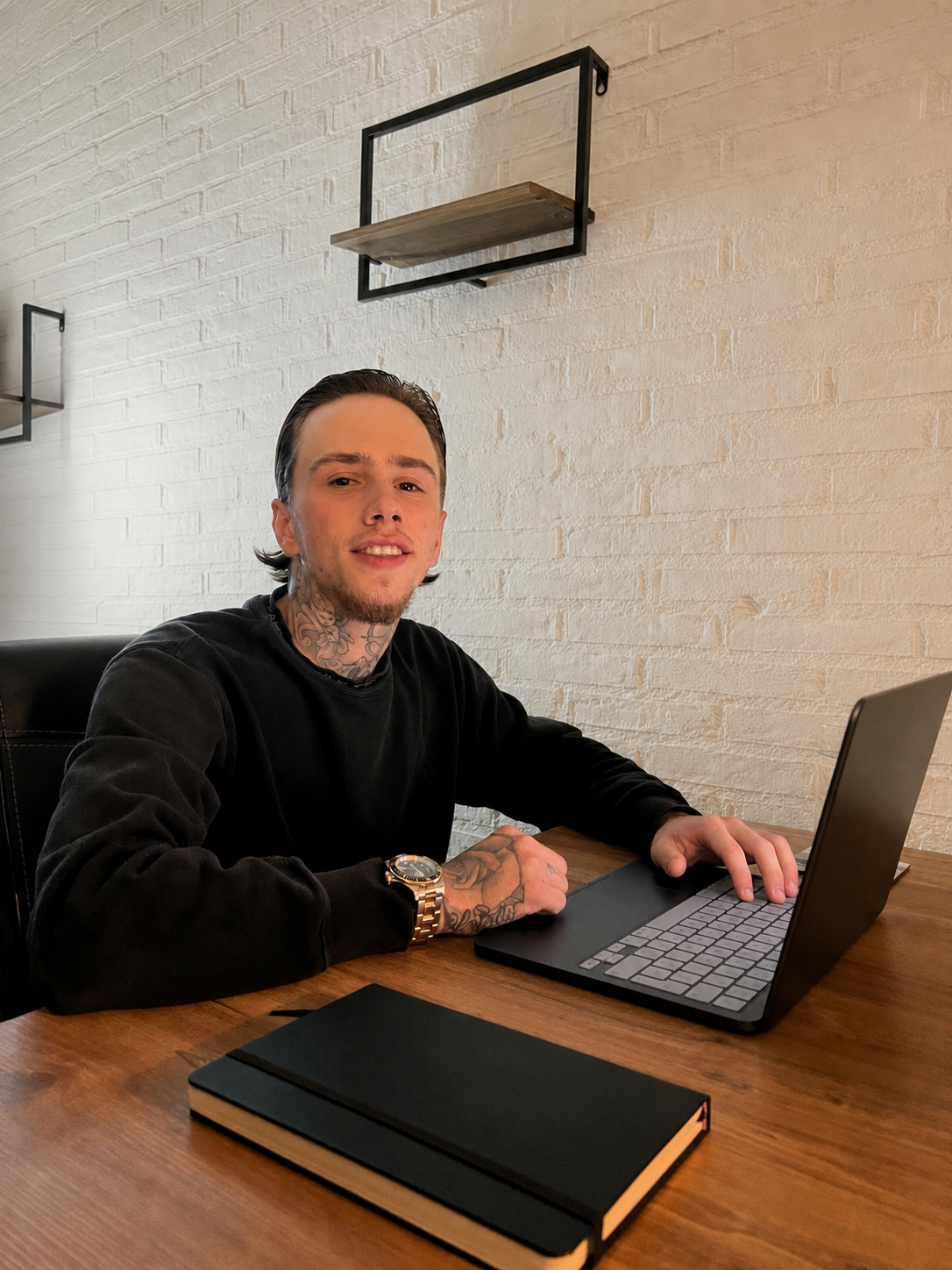 Eigenaar van DH AI Solutions aan het werk met AI automatisering en digitale workflows