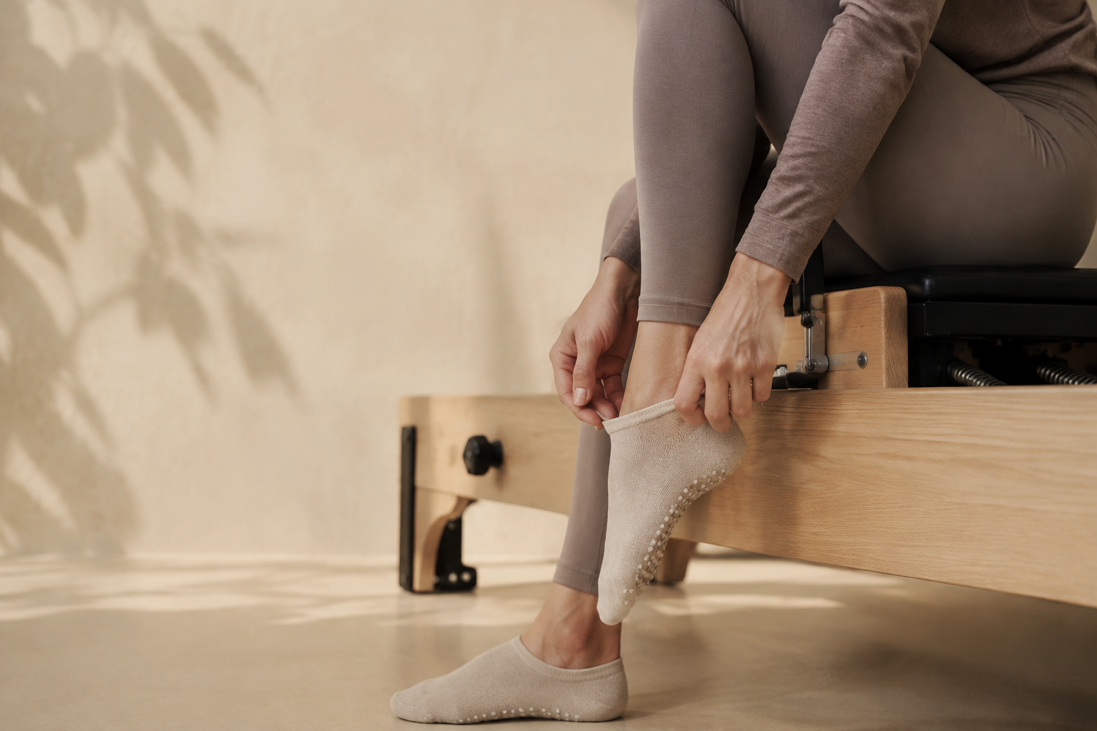 Persona poniéndose calcetines en una máquina de terapia física o ejercicio acuático.