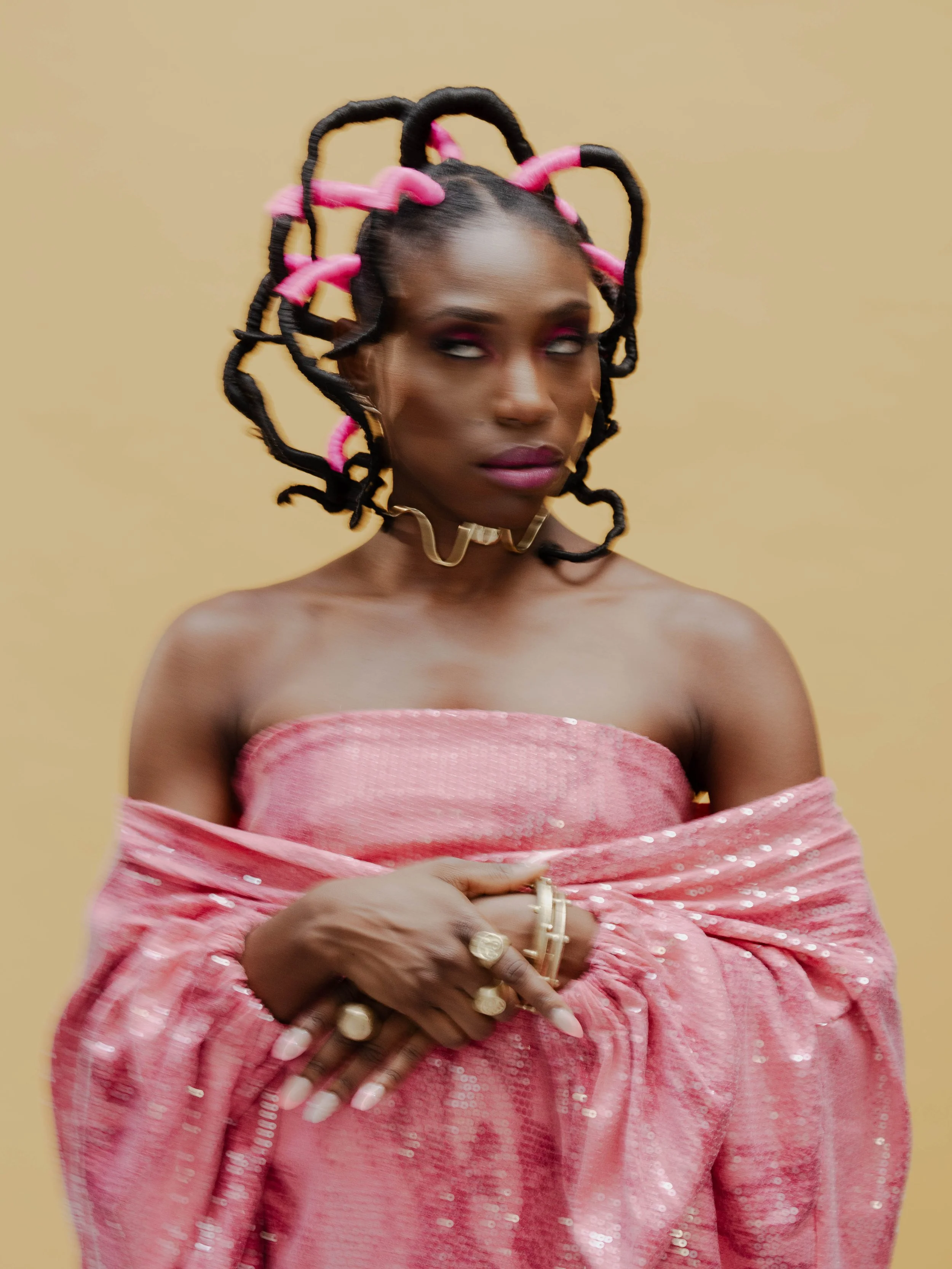 FOU - Single Fotoshoot 
Foto: @priscilliagrubo
Hair & Make Up: @braidandbeautyartist
Styling: Maram Hassan
Jewelry: @dear_katiopae
Outfit: @kossiwa_brand
Location: @goldbergstudios