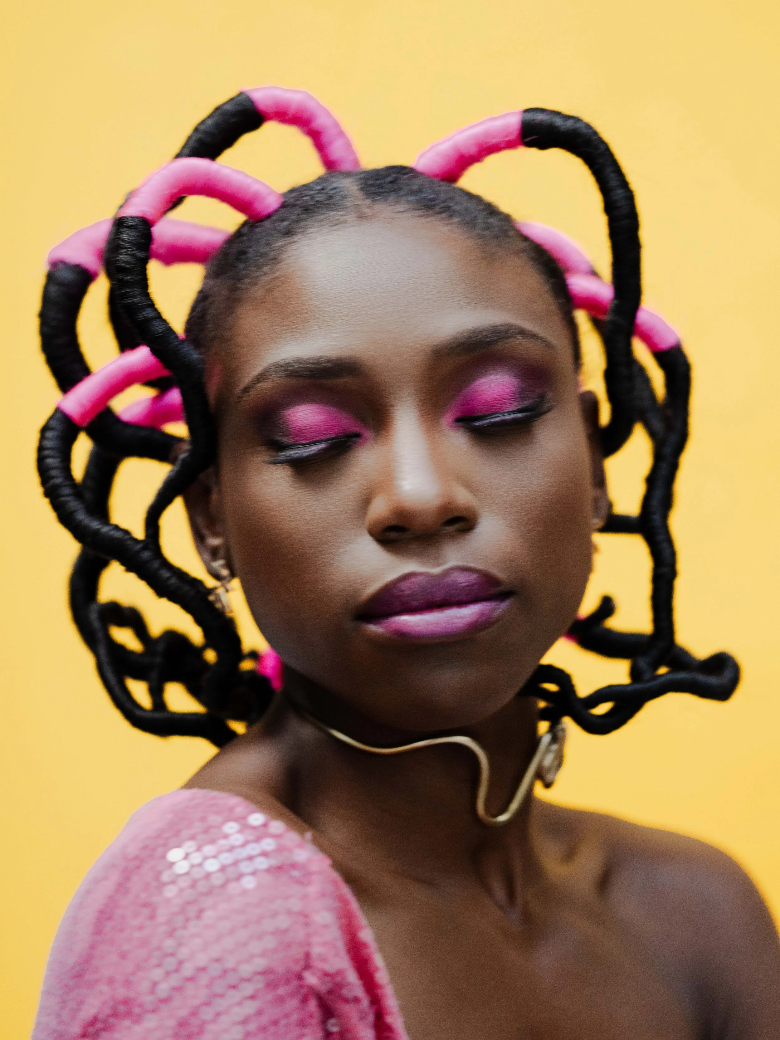 FOU - Single Fotoshoot 
Foto: @priscilliagrubo
Hair & Make Up: @braidandbeautyartist
Styling: Maram Hassan
Jewelry: @dear_katiopae
Outfit: @kossiwa_brand
Location: @goldbergstudios