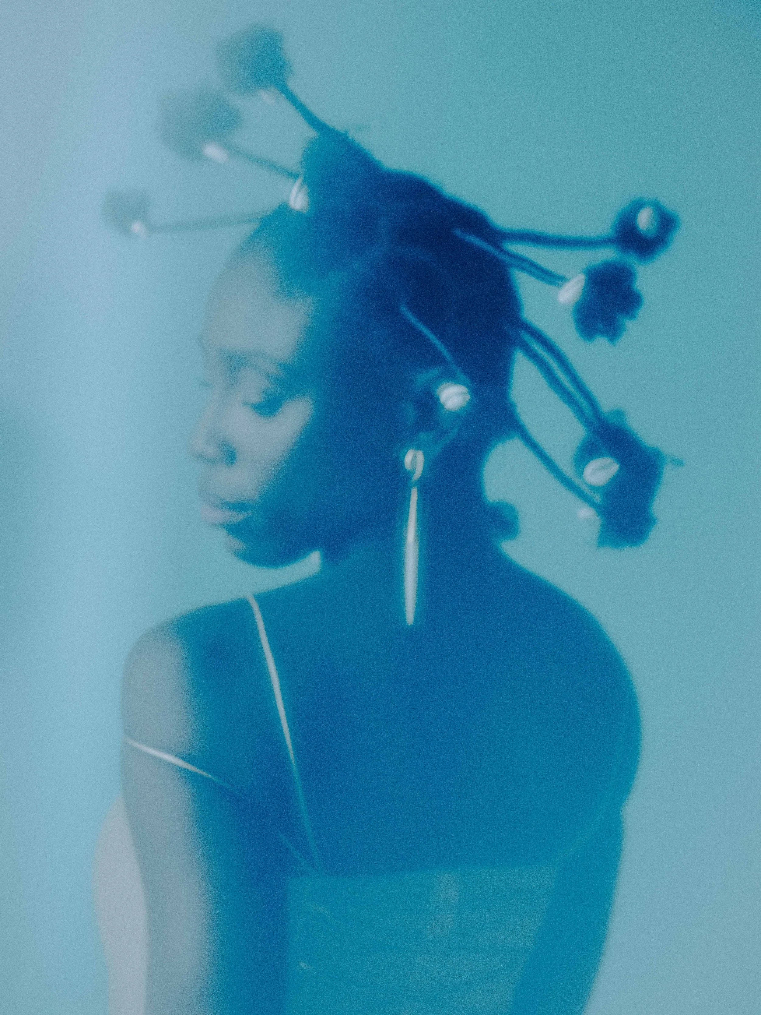 NFFY - Single Fotoshoot
Foto: @priscilliagrubo
Hair & Make Up: @braidandbeautyartist
Styling: Maram Hassan
Designer: @dear_katiopae
Outfit: @miramu_vintage_ @latisha_foerster
Location: @goldbergstudios
Nails: @coconails.stachus