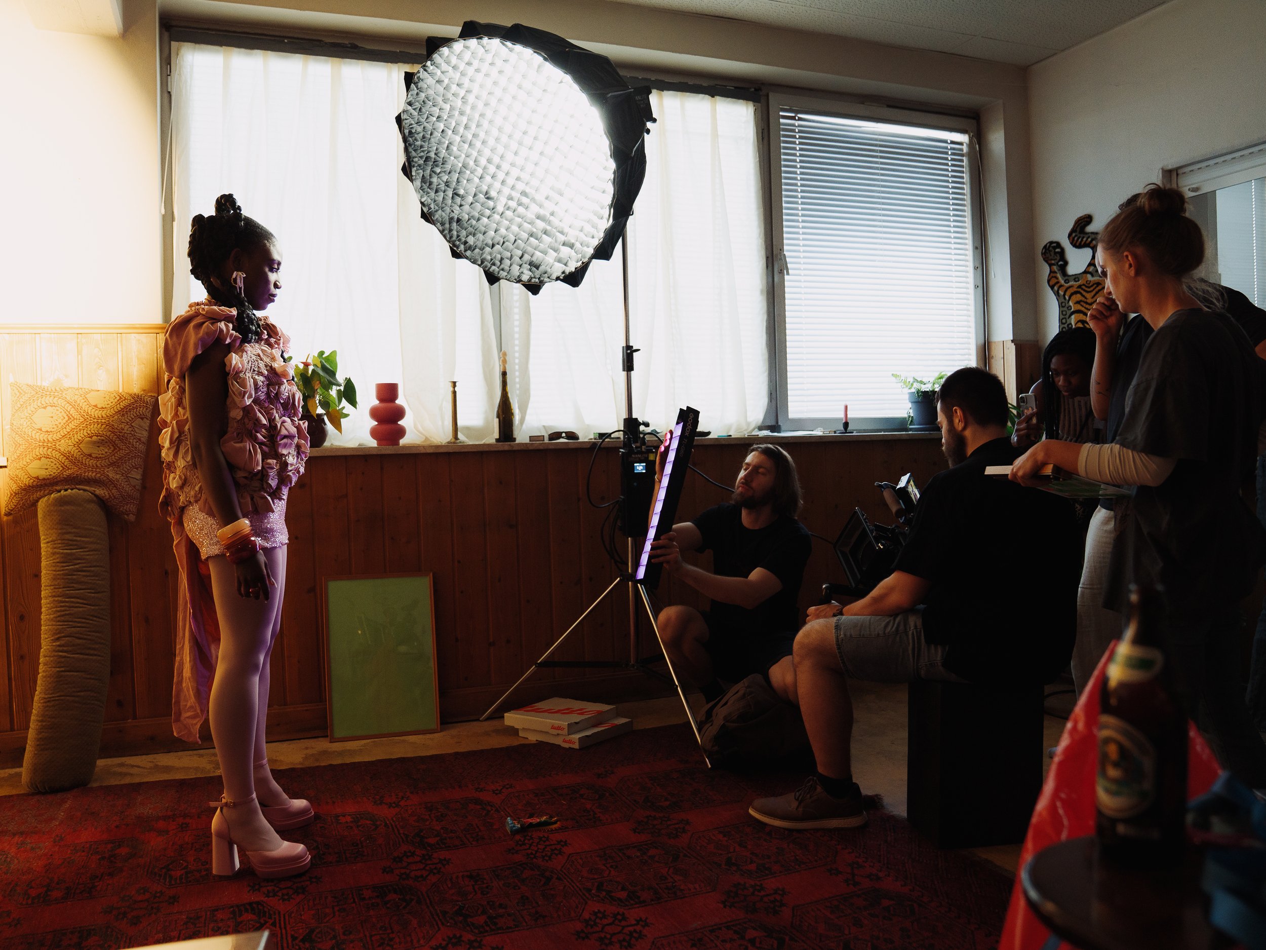 Videodreh: FOU 

On Set: 
Producer / Production Manager: @julsfr
Creative Director/ Co- Producer: @kennstduleon
Producer: @johndash_
Director of Photography: @dom_obdp
Lighting Designer: @ringoproduction @we.are.m_four
Focus Puller: @creativens
1st A