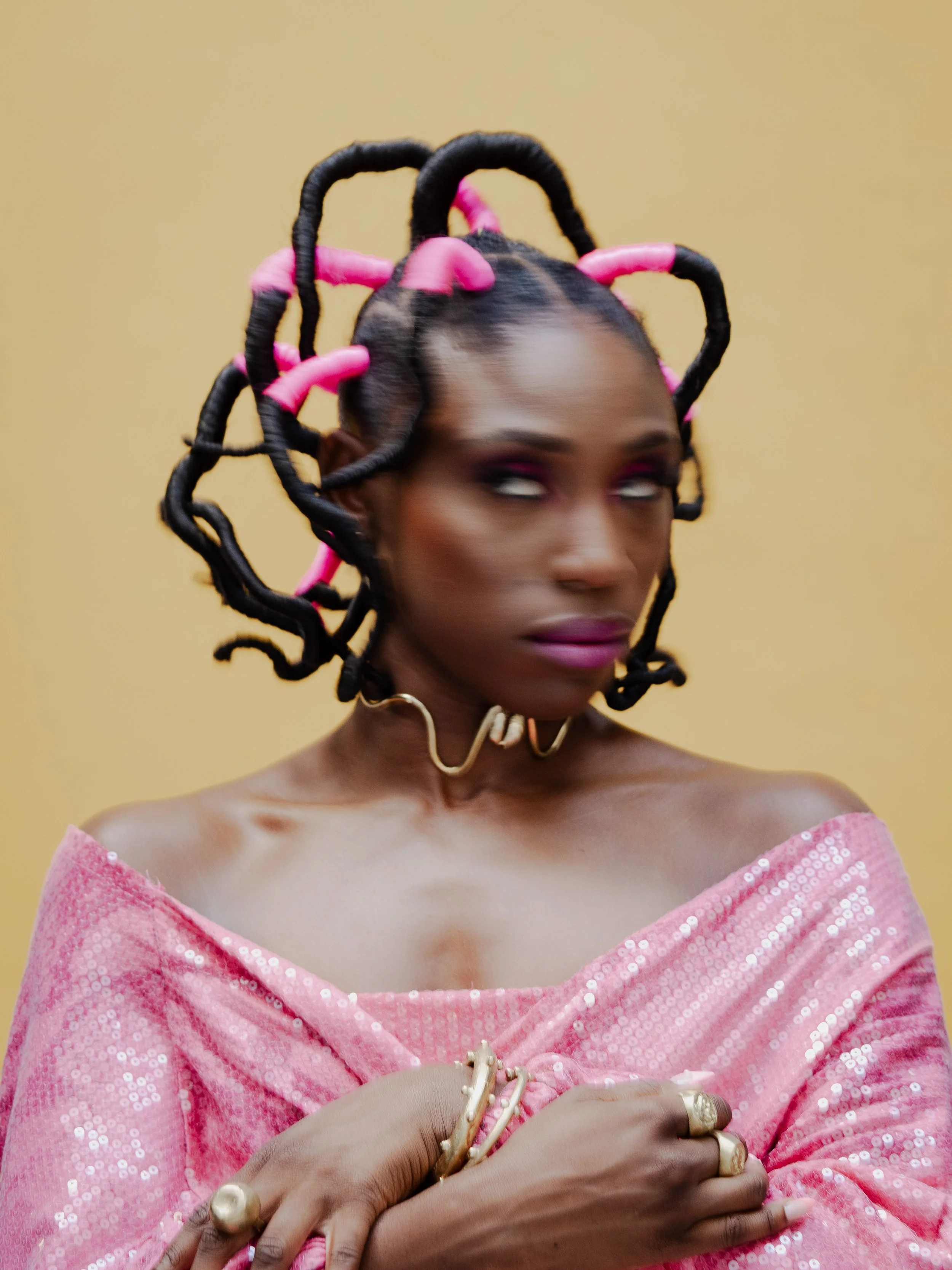 FOU - Single Fotoshoot 
Foto: @priscilliagrubo
Hair & Make Up: @braidandbeautyartist
Styling: Maram Hassan
Jewelry: @dear_katiopae
Outfit: @kossiwa_brand
Location: @goldbergstudios