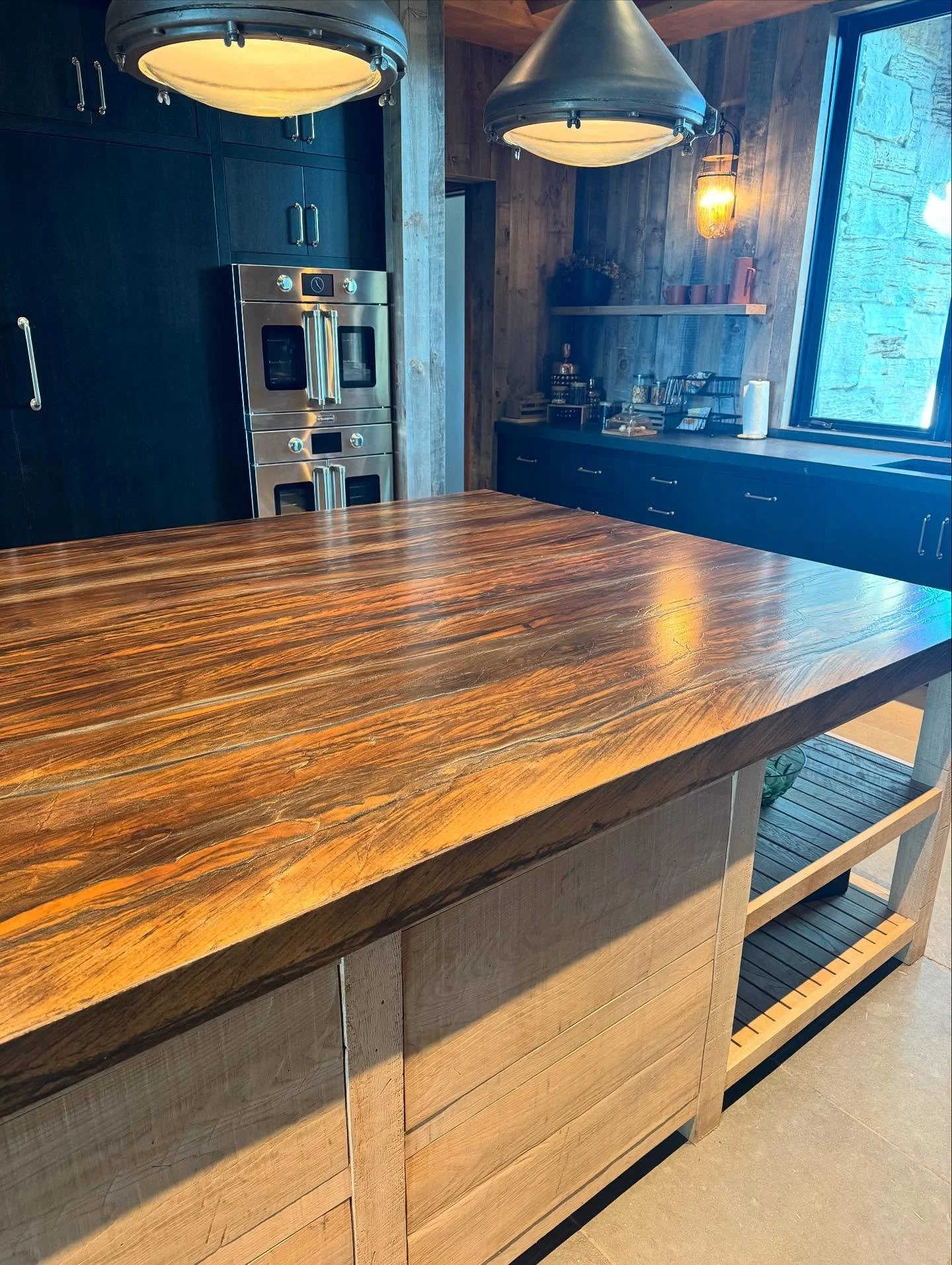 Have you ever seen something as beautiful as this Sandulous slab island at this Lampasas hunting ranch?  I mean&hellip;❤️@stratussurfacesaustin