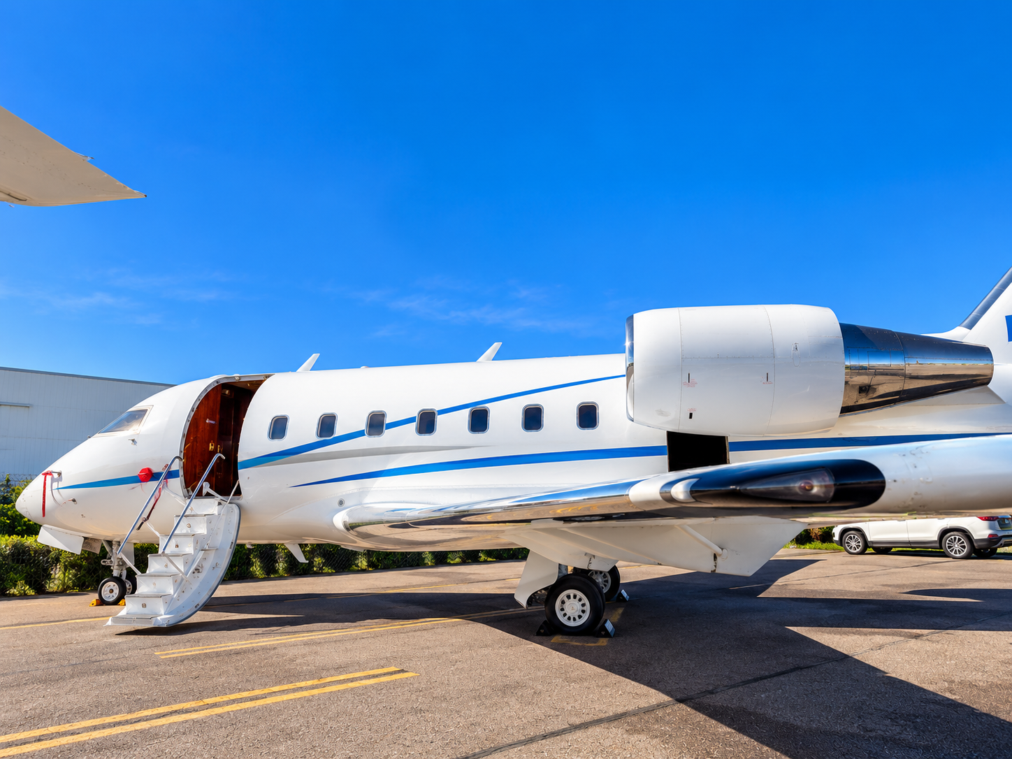 Challenger 604 Exterior Detail