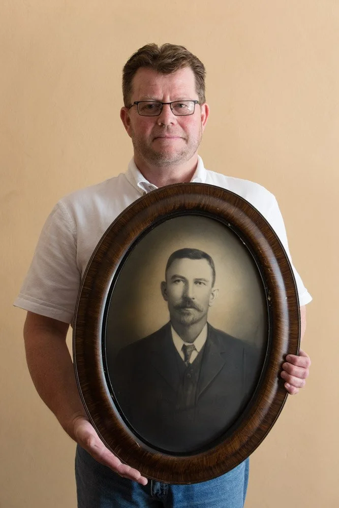 Derek du Bruyn, historian at the National Museum in Bloemfontein, holding the portrait of his great-grandfather, Hendrik Scheepers. Hendrik was a sheep farmer in the Vicksburg area. The portrait was made before the Anglo-Boer War, ca. 1890.
(Bloemfon