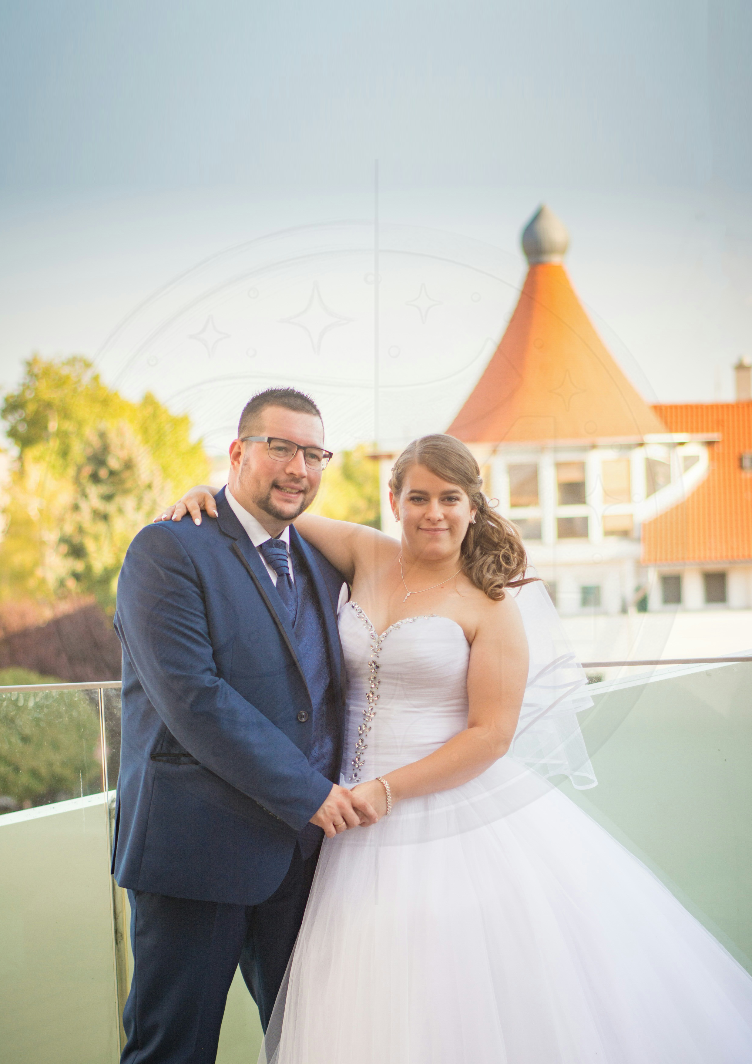 Esküvői fotó, amin a vőlegény és a menyasszony szerepel. Siófok, Balaton-part.