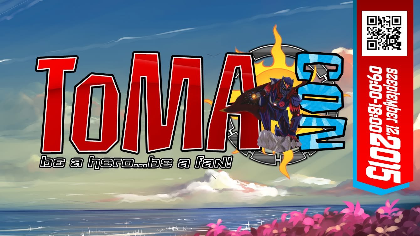 Promóciós banner a „TOMA Con eseményhez. „Légy hős... légy rajongó!” szlogennel. A banneren egy sötét köpenyt és páncélt viselő, rajzfilmes stílusú gonosztevő látható; a háttérben felhős égbolt és vízfelület. Tamásiban.