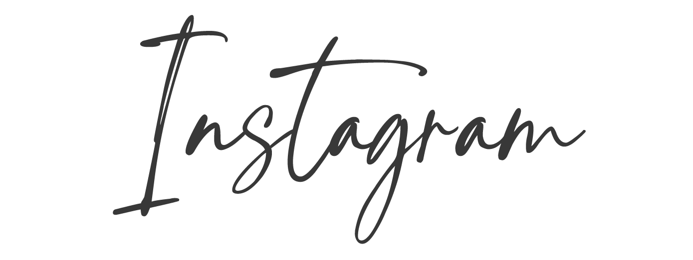 Instagram logó fekete kézírásos betűkkel, átlátszó háttéren.