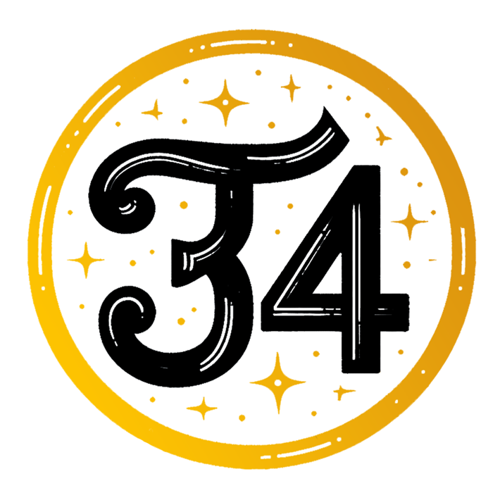 Egy "T" betű és a 34-es szám stilizált fekete betűtípussal, csillagokkal díszített fehér körben, sárga gyűrűvel.