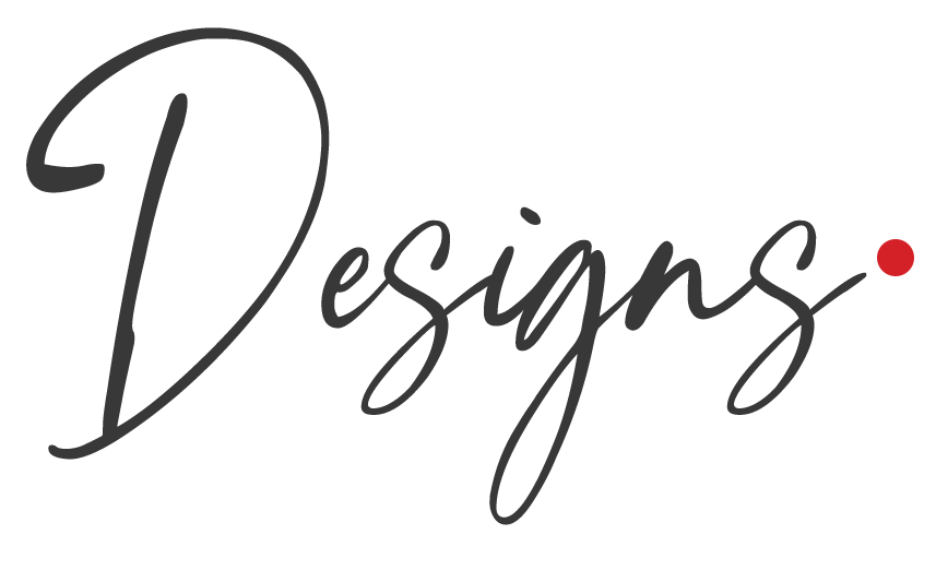 A képen a „Designs” felirat logója látható, kézírásos betűtípussal, a végén egy piros ponttal.