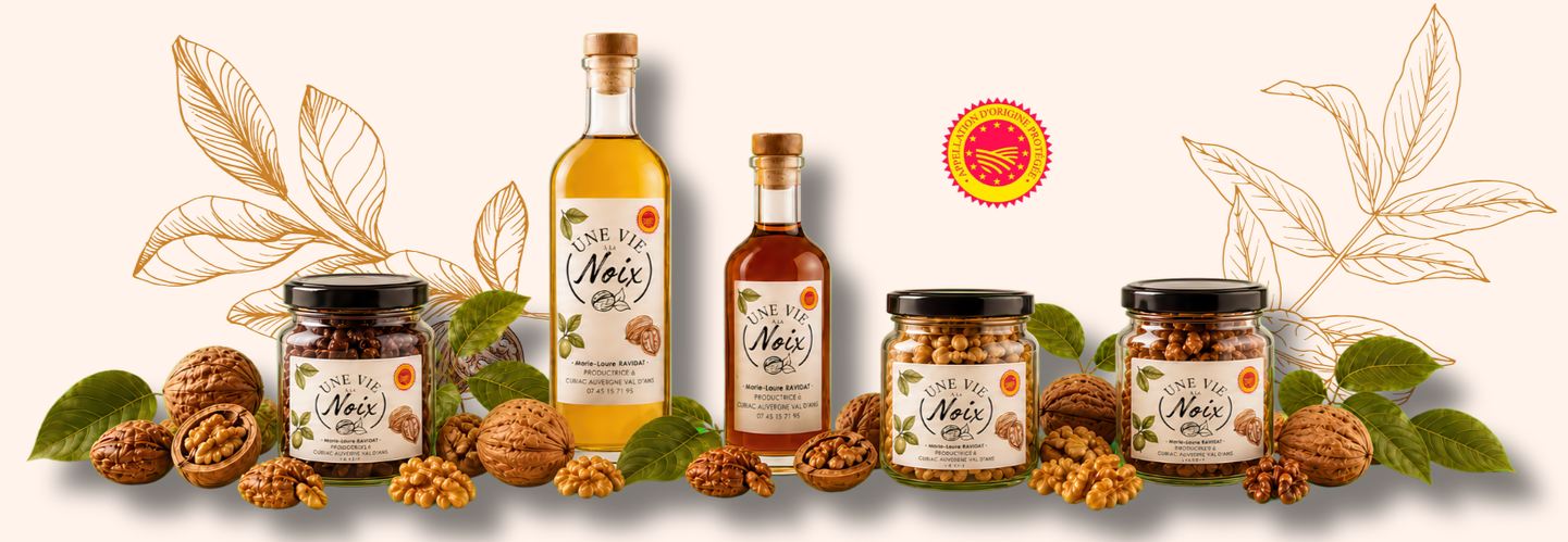 Produits à base de noix, incluant des bocaux de noix, d'huiles de noix, entourés de noix entières et de feuilles vertes sur un fond crémeux.