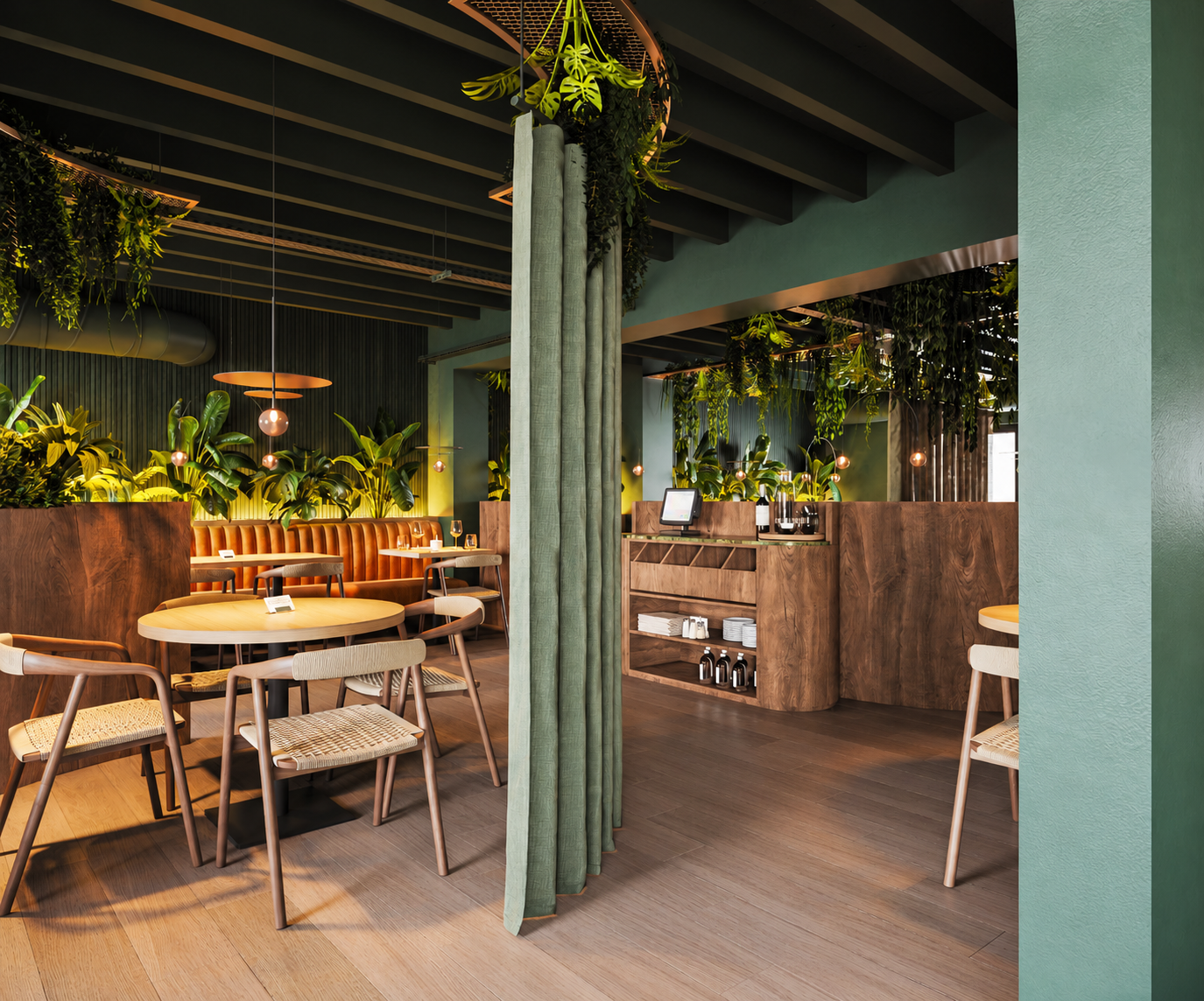 Interieur van Bistro Verde met houten meubels, groene wanden, veel planten en een gordijn dat de ruimte opdeelt