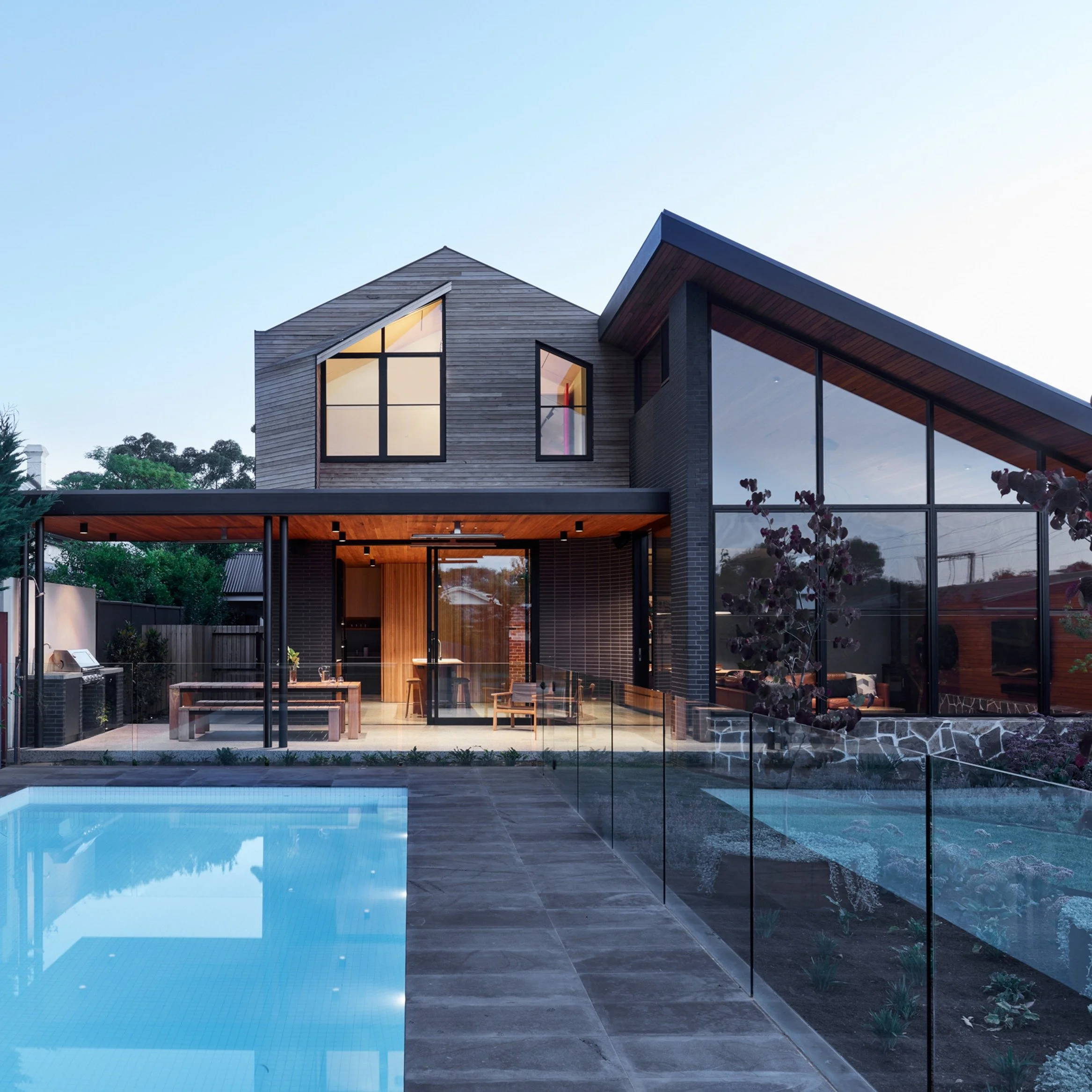 KINGSWOOD

Designed to sit seamlessly within its surroundings, this Kingswood pool creates a strong connection between the home and outdoor spaces.

Clean architectural lines, considered proportions and a restrained palette allow the water to become 