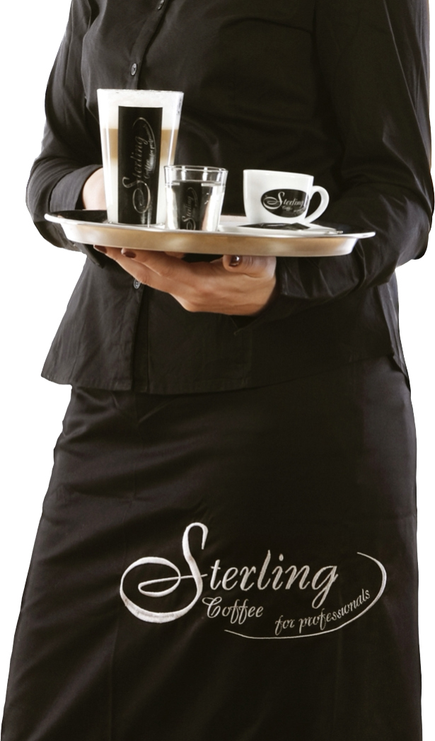 Eine Person hält ein Tablett mit mehreren Kaffee-Getränken, darunter eine Tasse und ein Becher, alle mit der Sterling Coffee Marke. Die Person trägt eine schwarze Uniform mit Sterling Coffee Aufdruck.