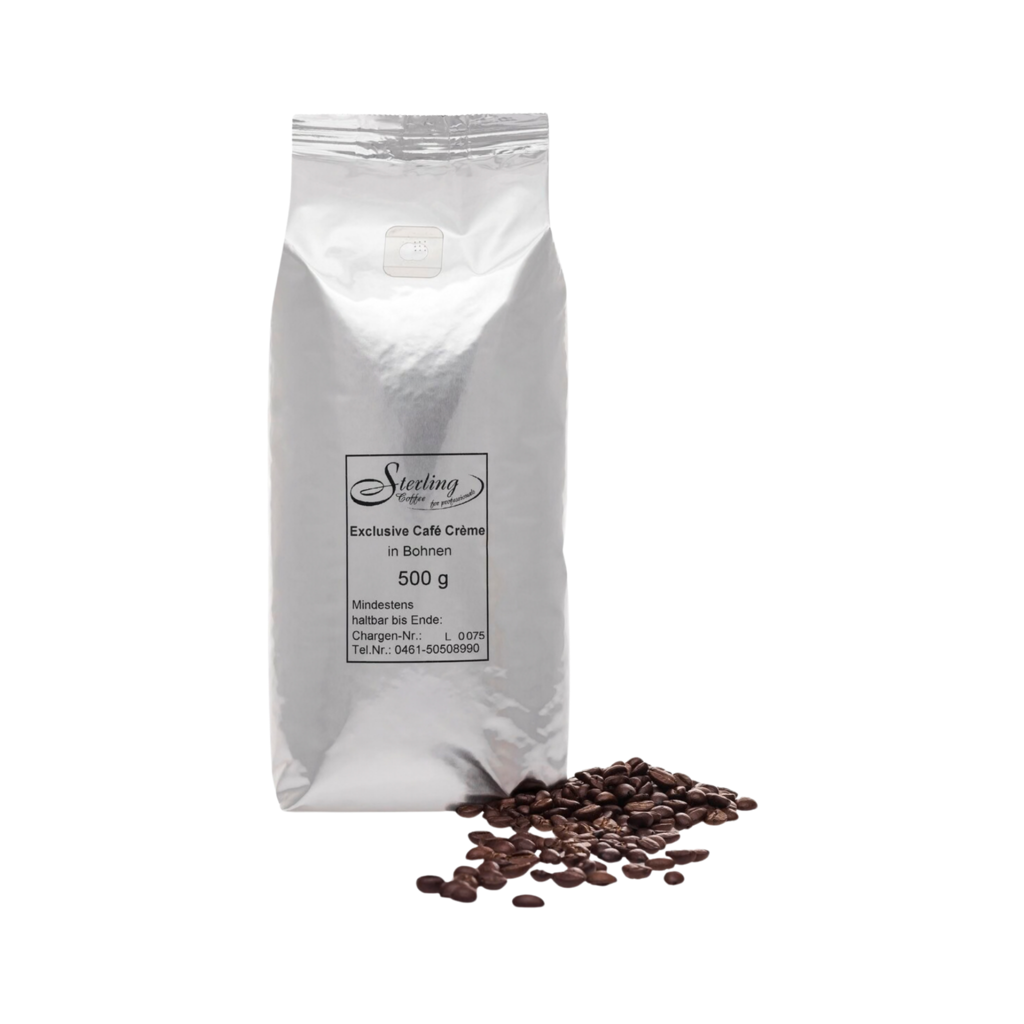 Weißes Kaffeeplastikpackung mit schwarzer Aufschrift und kleinen Kaffebohnen vor dem Pack