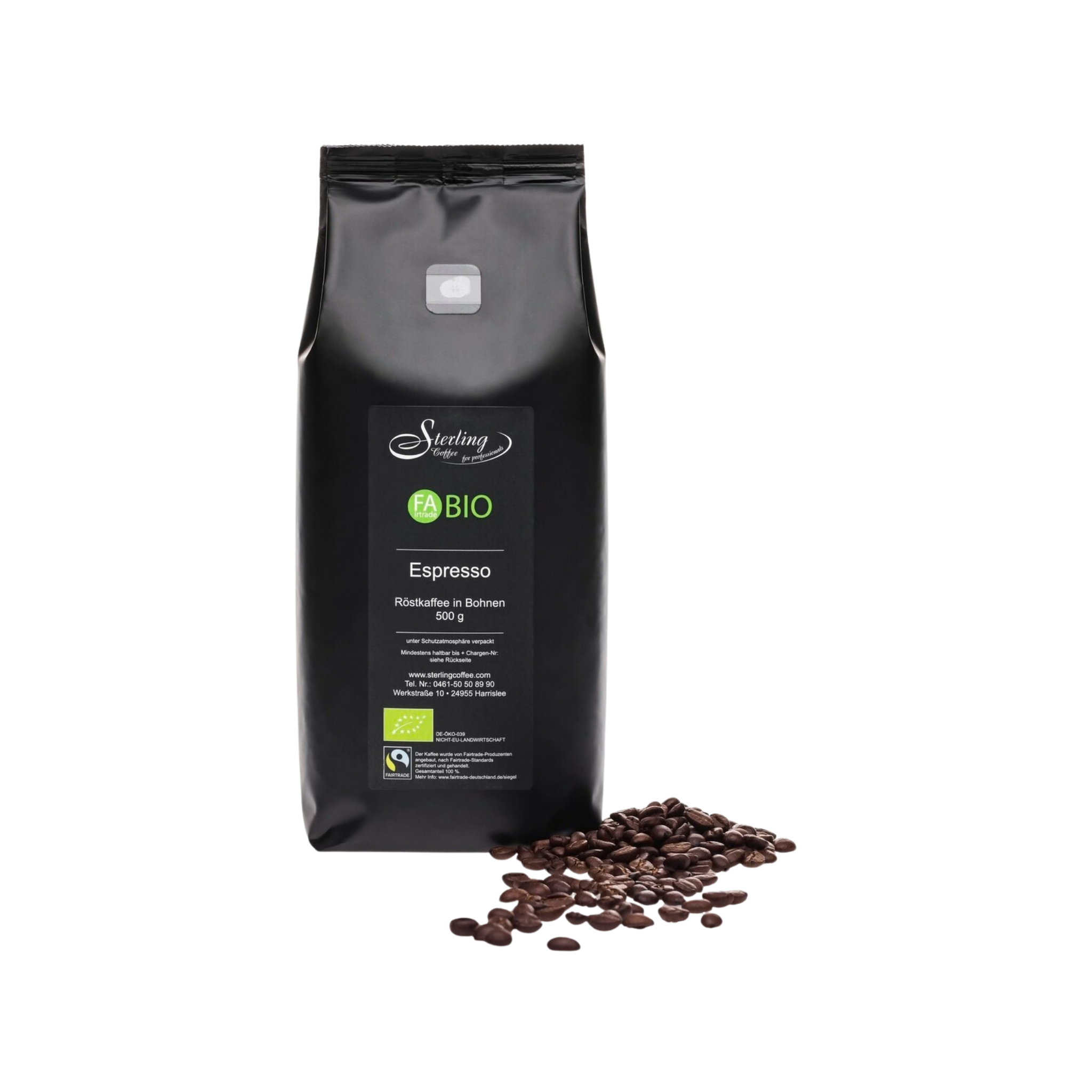 Schwarze Kaffee Verpackung mit grünem Bio Label, offen, mit Kaffeebohnen, auf schwarzem Hintergrund