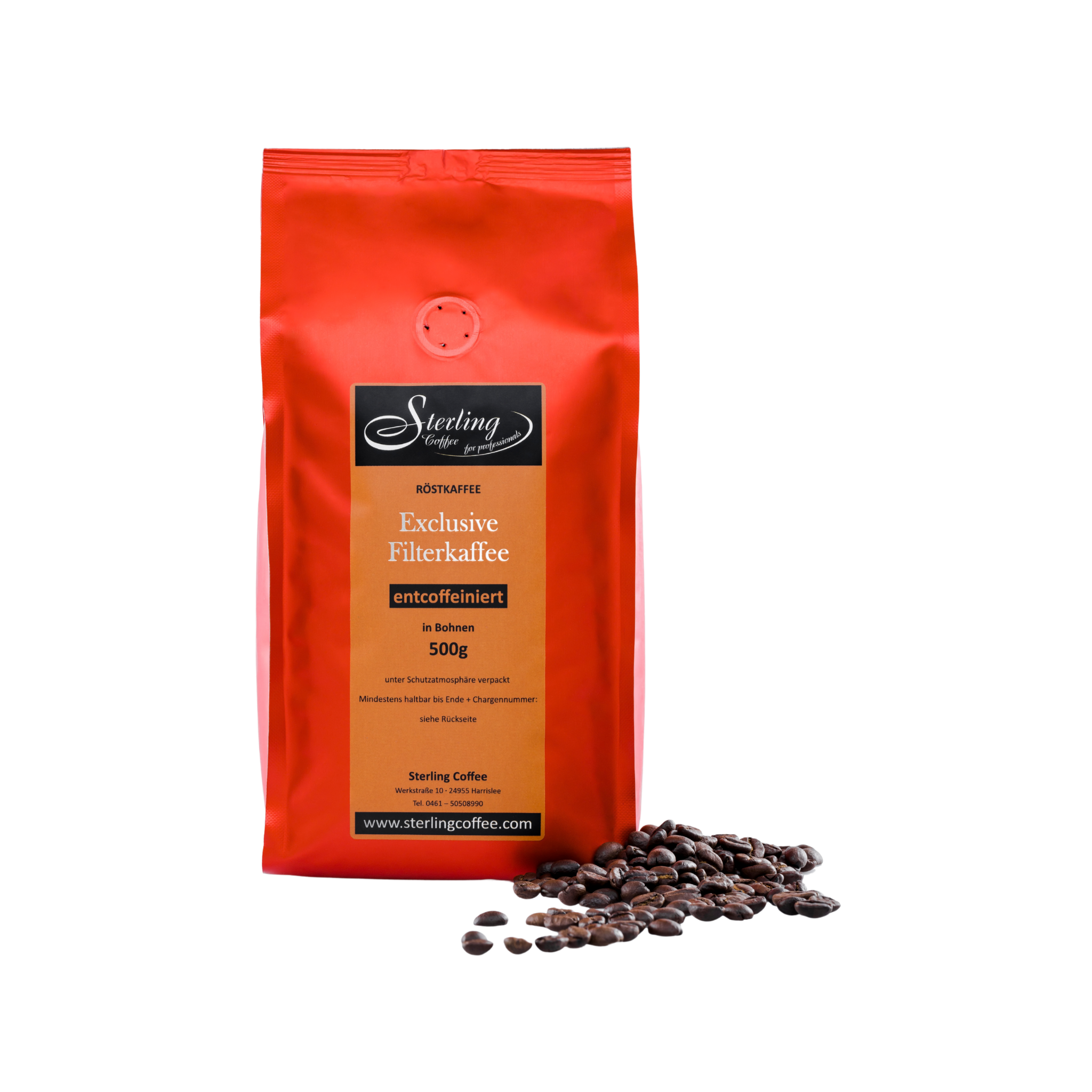 Ein rotes Kaffee-Beutel mit der Aufschrift "Sterling Kaffee" und einer schwarzen Etikette. Der Beutel steht auf einer Oberfläche mit Kaffeebohnen, die um ihn herum verteilt sind.