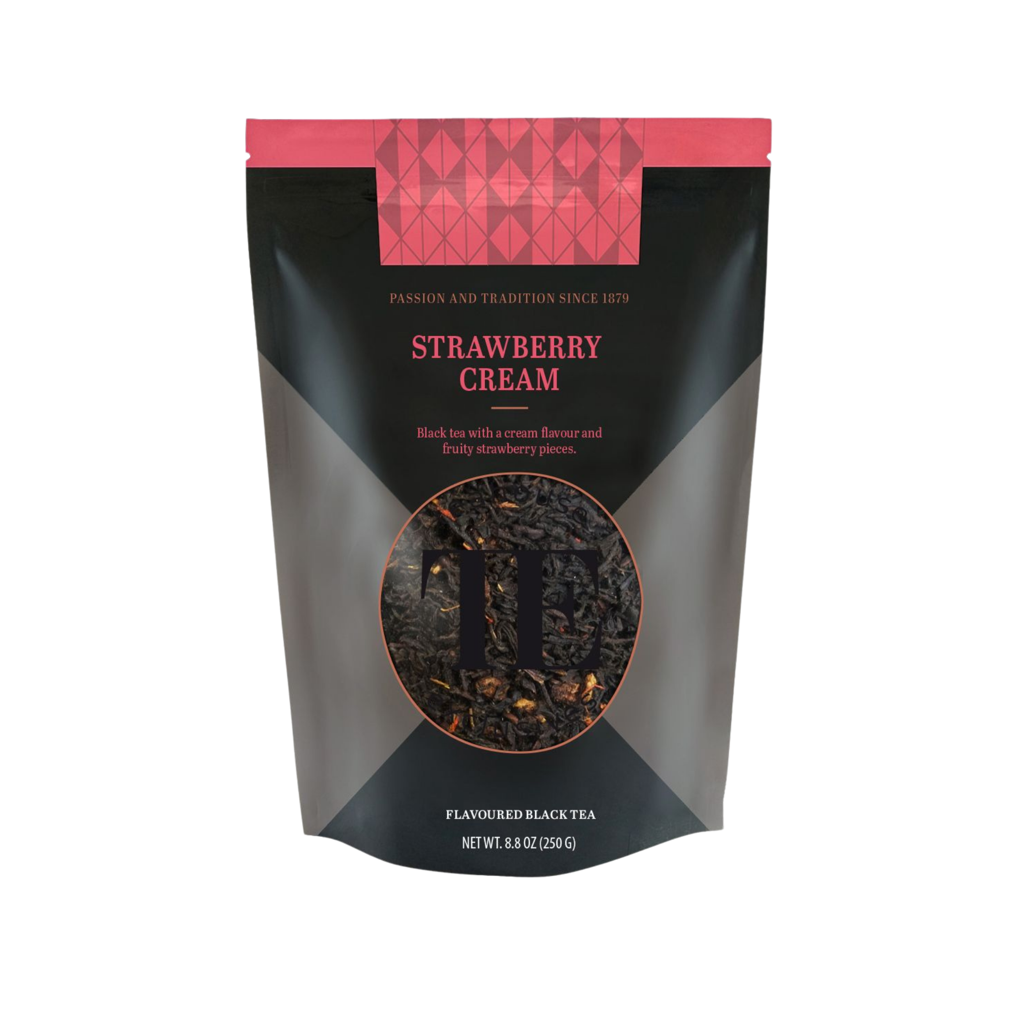 Verpackung eines schwarzen Tees mit Erdbeer-Geschmack, mit rosa und schwarzen Design, Text: "Passion and Tradition seit 1879", "Erdbeer-Cream", "Schwarzer Tee mit cremigem Erdbeergeschmack und fruchtigen Erdbeerstücken", Gewicht 250g, Nettogewicht 8.8 oz.