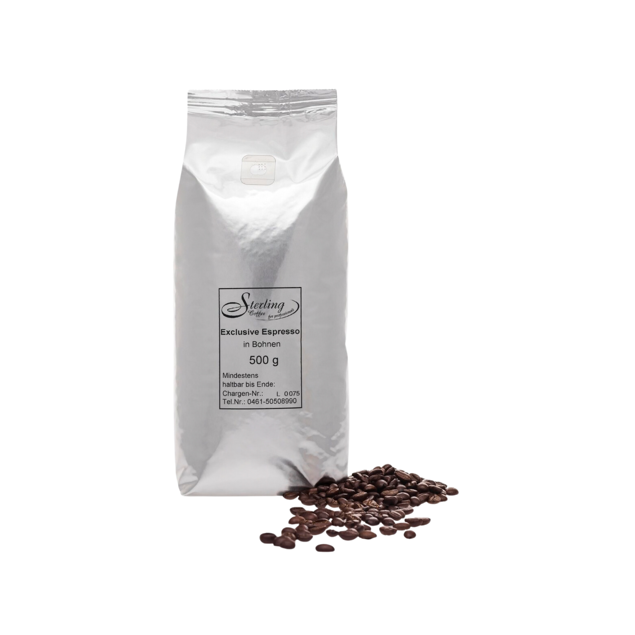 Weißer Kaffee-Sack mit schwarzem Label, das den Text 'Sterling Coffee' und 'Exclusive Espresso' zeigt, neben einer Tüte voll Kaffeebohnen, einige der Bohnen sind auf den Boden gefallen.