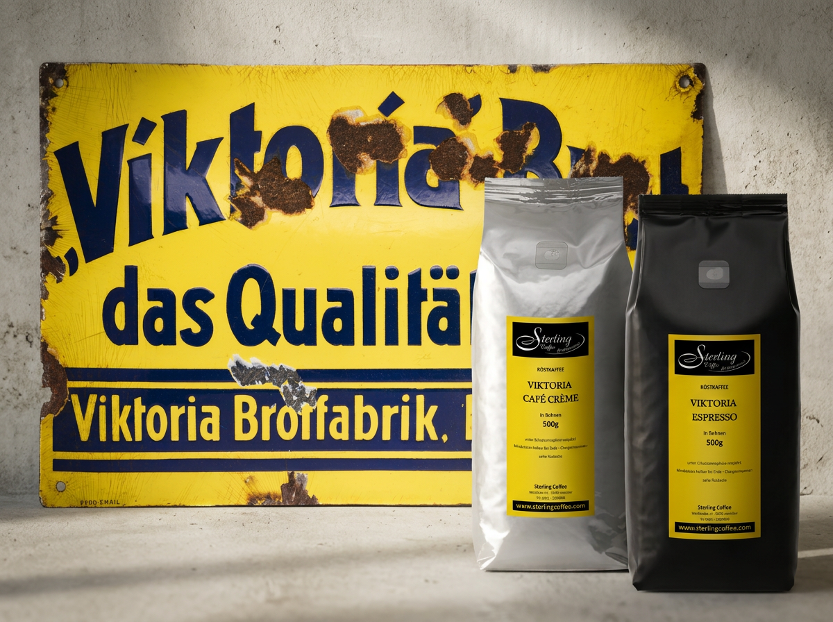 Zwei Packungen Kaffee vor einem gelben, rostigen Vintage-Schild mit blauer Beschriftung.