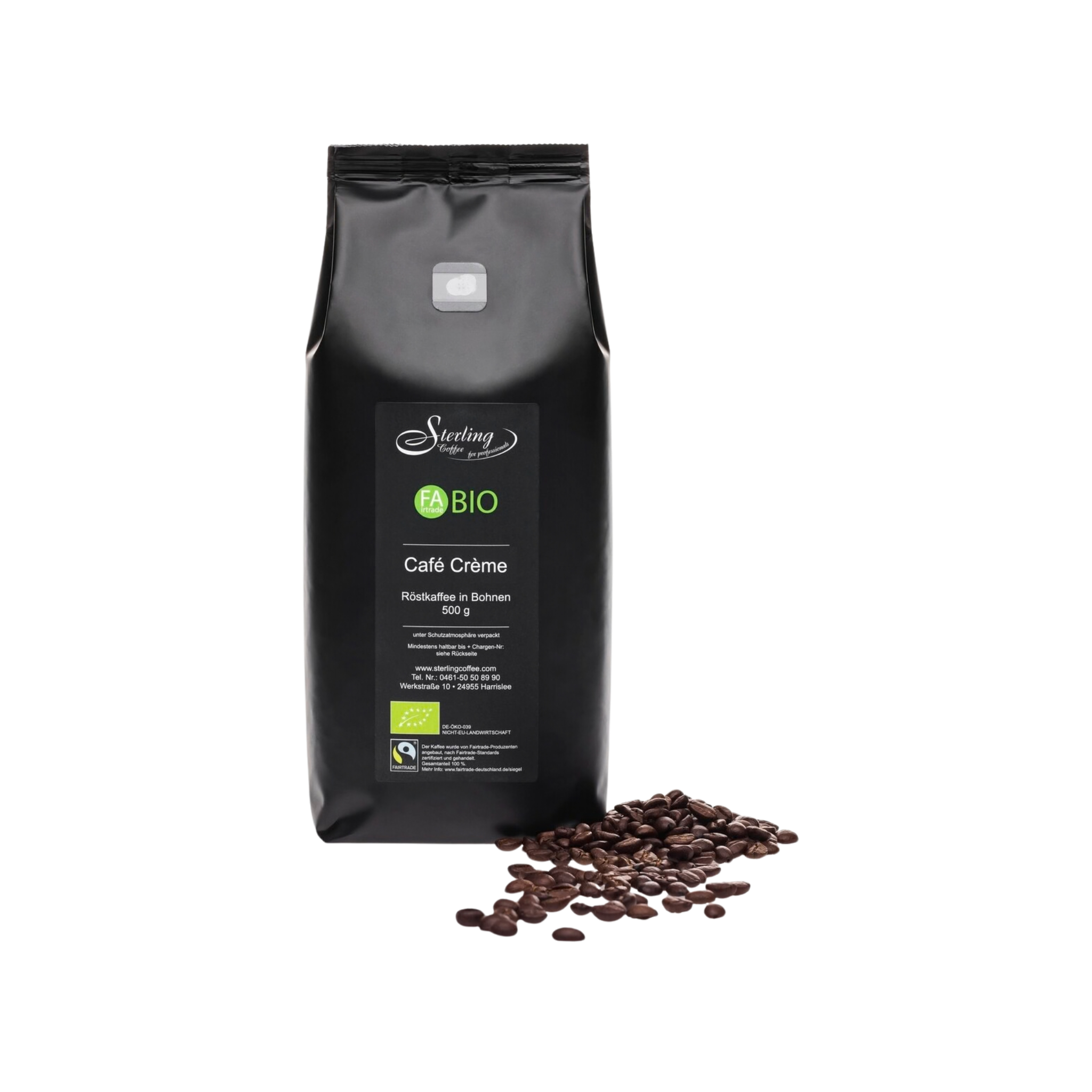 Eine schwarze Verpackung mit dem Label 'Sterling Kaffee' und den Worten 'Bio' und 'Café Créme'. Im Vordergrund sind Kaffeebohnen sichtbar, die aus der Verpackung herausgestreut sind.
