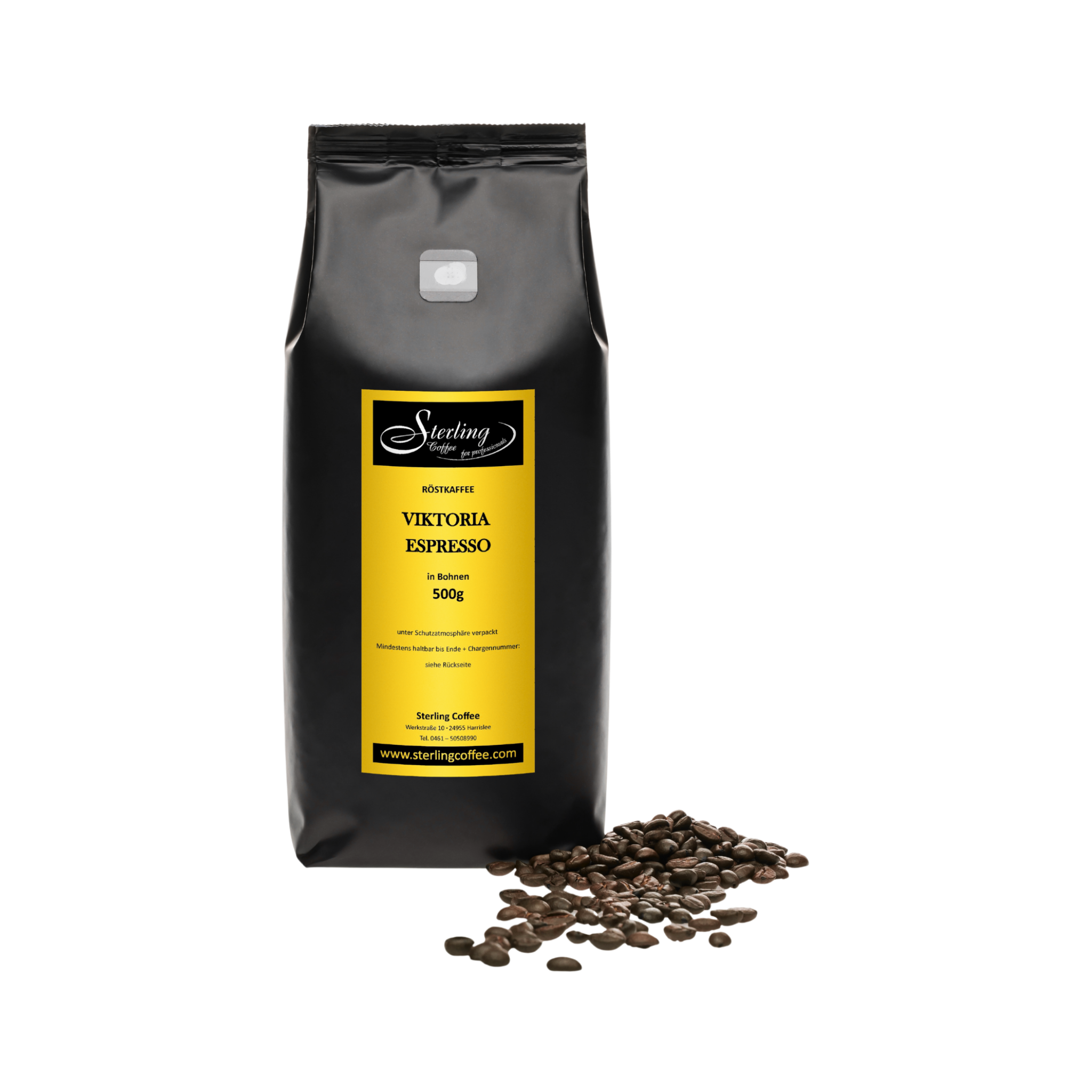 Schwarze Kaffeebohnen in einer Packung mit gelbem Etikett, auf dem 'Sterling Coffee' geschrieben steht, und einige Bohnen, die vor der Packung auf dem Tisch liegen.