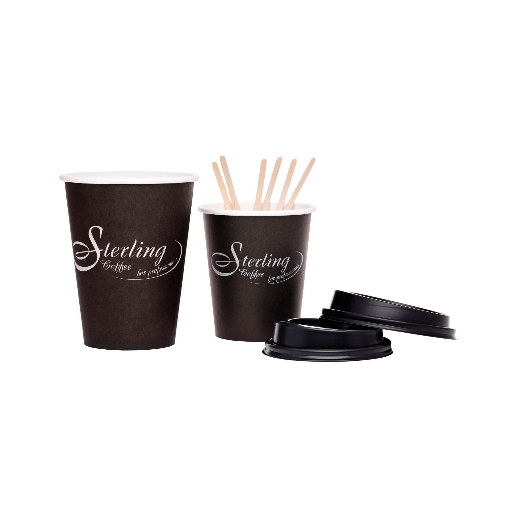 Zwei schwarze Coffee-To-Go-Becher mit weißen Aufschriften, in einer schwarzen Kaffeetasse und schwarzen Kaffeelids, mit Papierstäbchen in einer kleineren Tasse