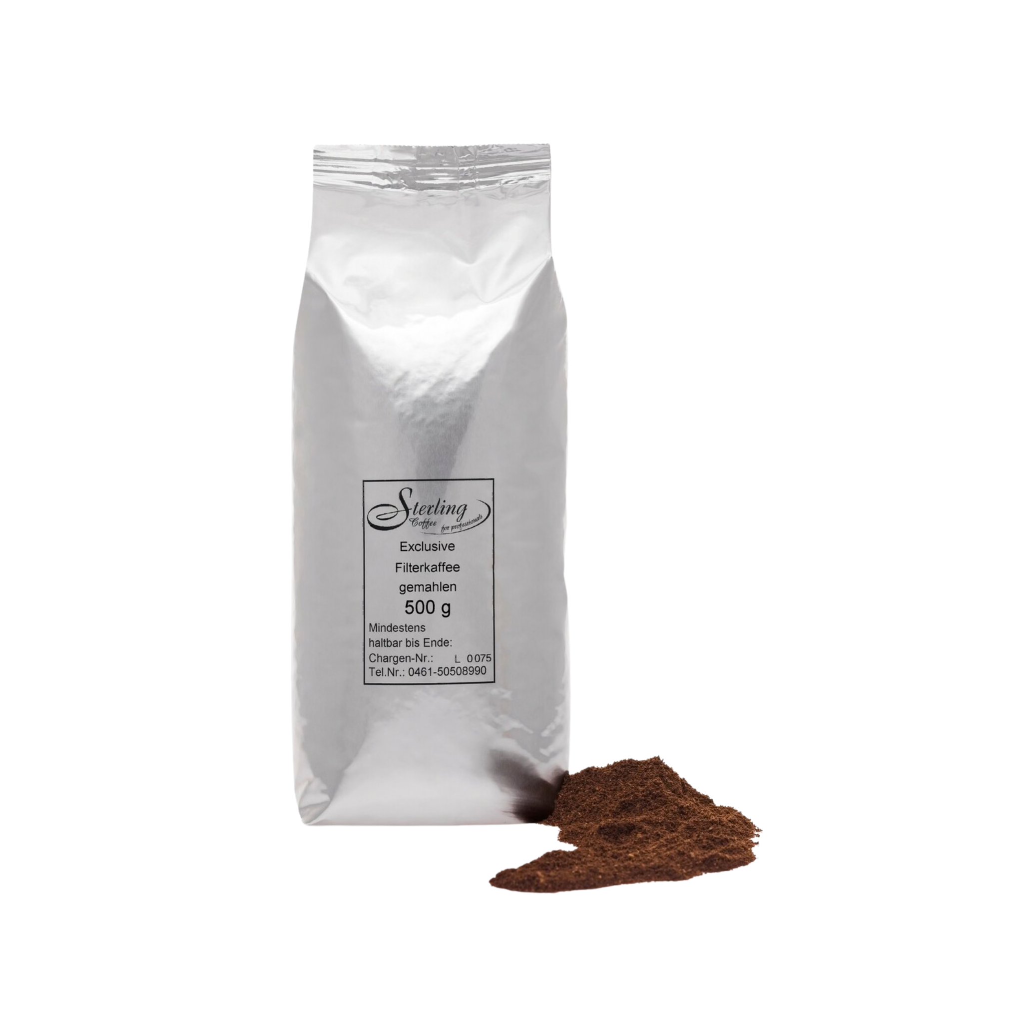 Ein weißer Kaffeebeutel mit einem schwarzen Label, auf dem steht 'Sterling Coffee', daneben liegt frisch gemahlener Kaffee in einer kleinen Menge