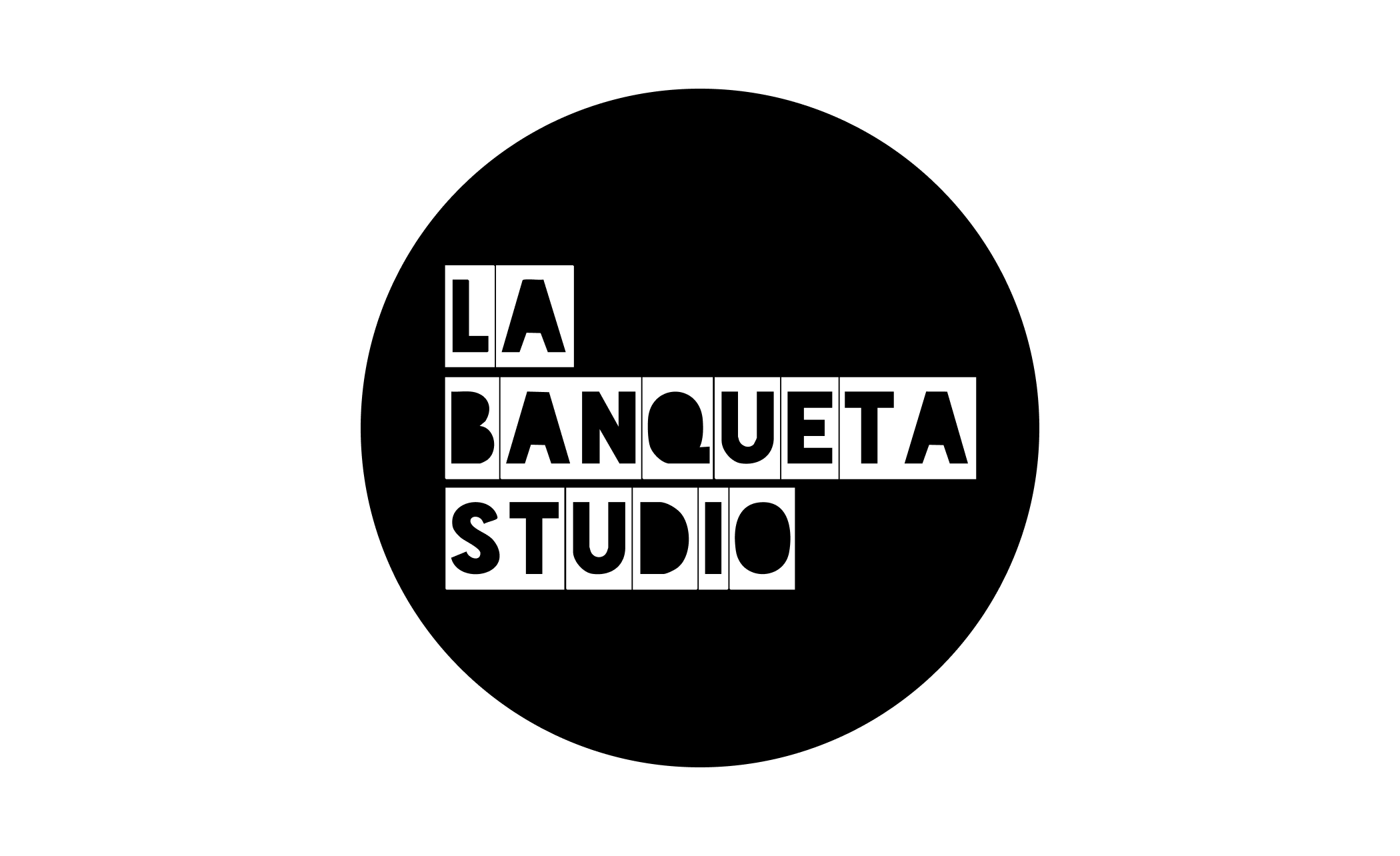 Black circular logo with the text "LA BANQUETA STUDIO" in white, arranged in a grid.