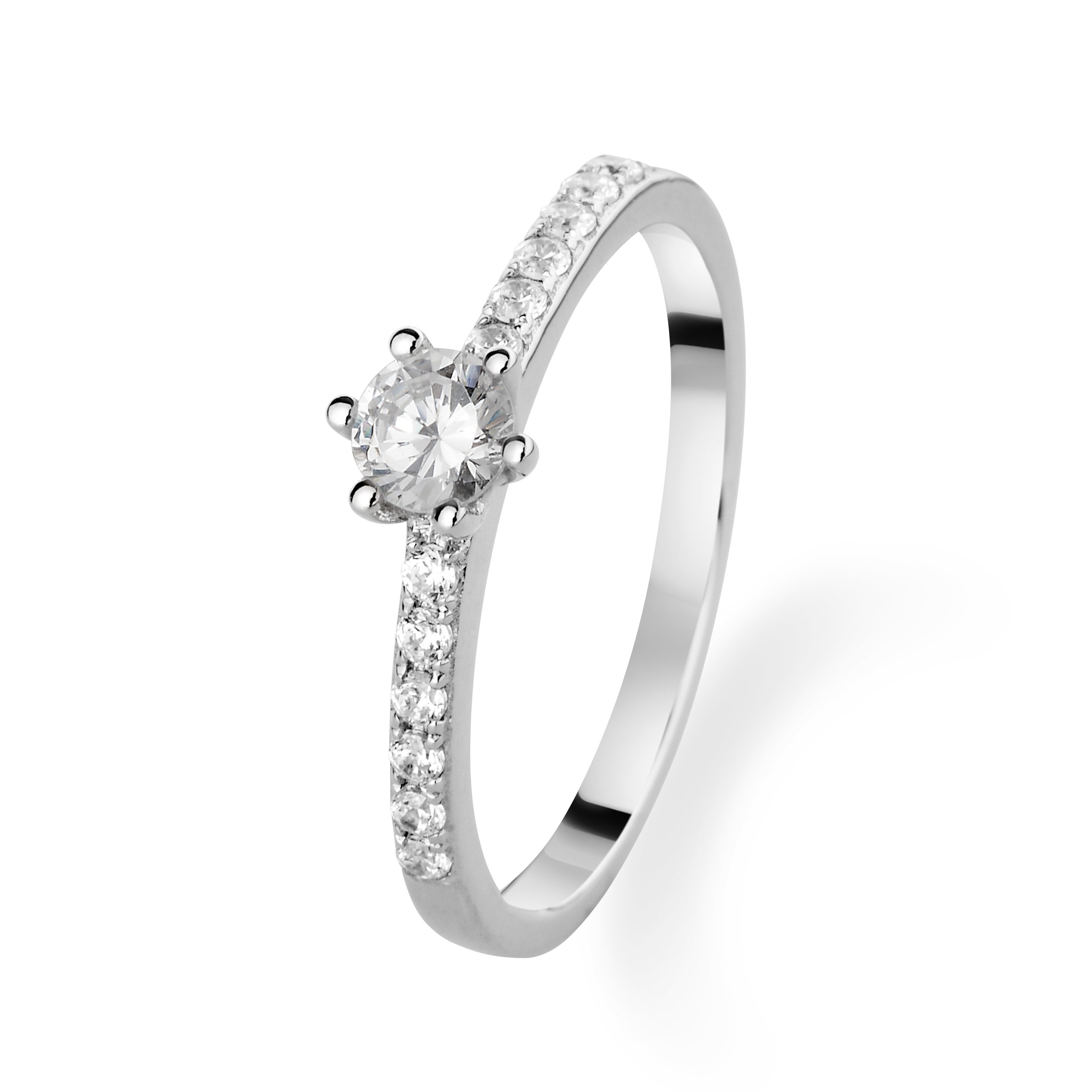 Ein silberner Verlobungsring mit einem großen runden Diamanten in einer Krappenfassung, umgeben von kleineren Diamanten auf einem weißen Hintergrund.