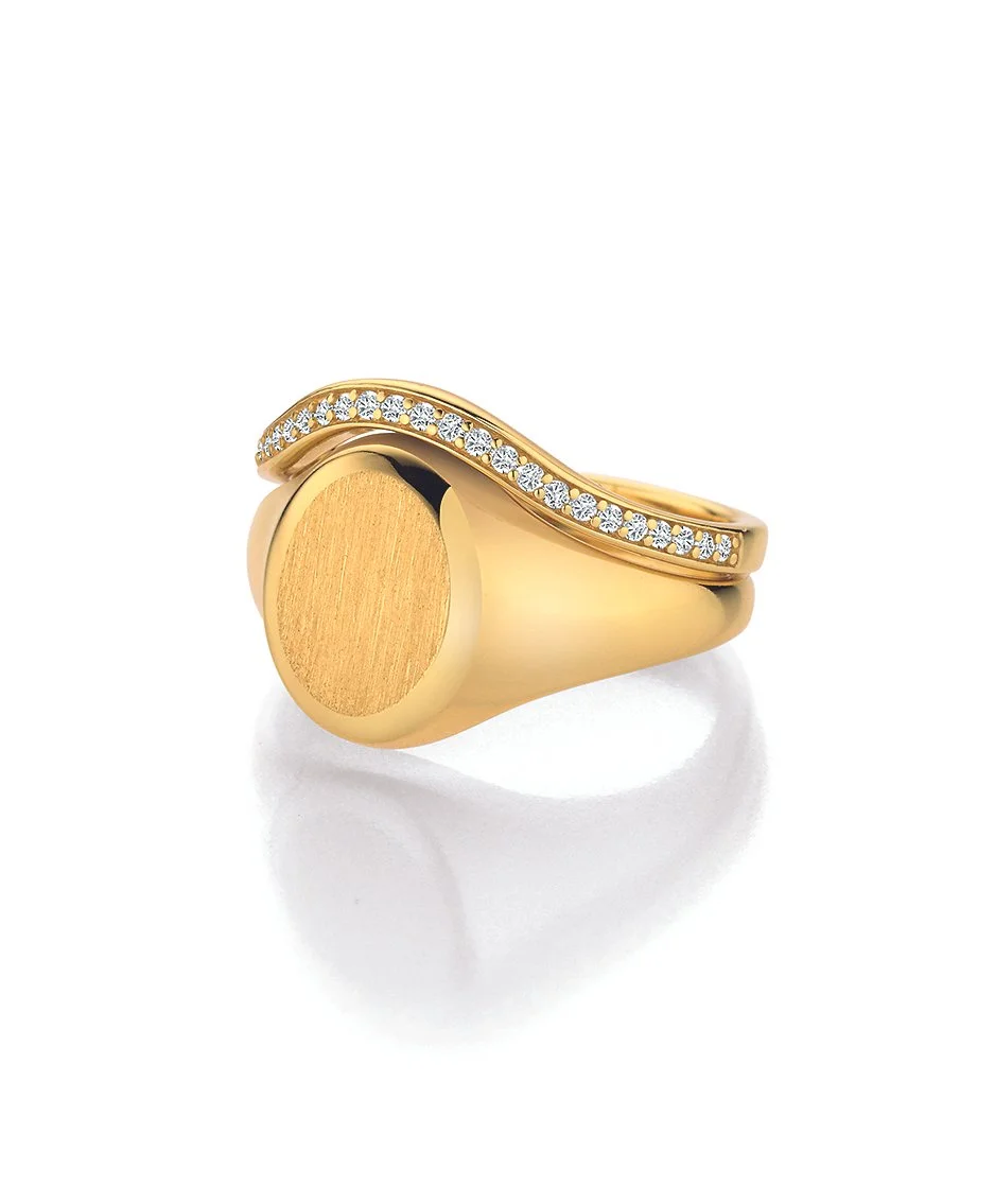 Goldener Siegelring für Damen mit polierter Oberfläche und passenden Brillantbesetztem Memoirering bzw. Vorsteckring passend zu dem Siegelring