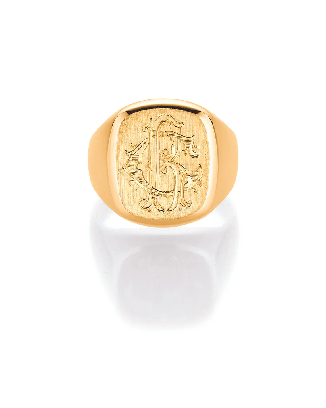 Goldener Siegelring mit graviertem Monogramm im gotischen Stil aussehenden wie ein Familienwappen