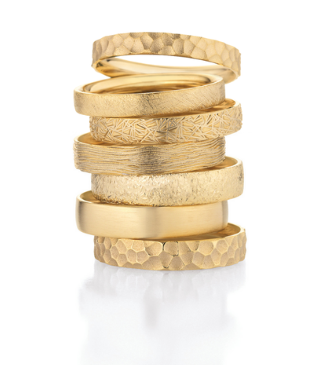 Mehrere goldene Ringe mit verschiedenen Oberflächenstrukturen, gestallte die Oberfläche deiner Trauringe wie es dir gefällt
