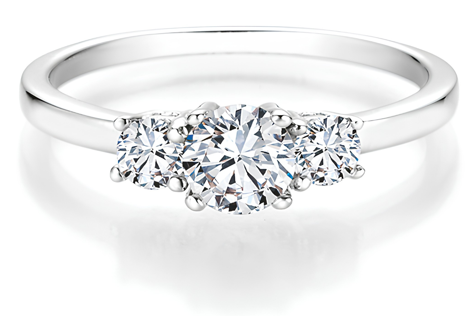 Platin oder Weißgoldring mit drei großen Diamanten in einer Zwischenschaltung, alle Diamanten sind rund geschliffen. Verlobungsring oder Antragsring
