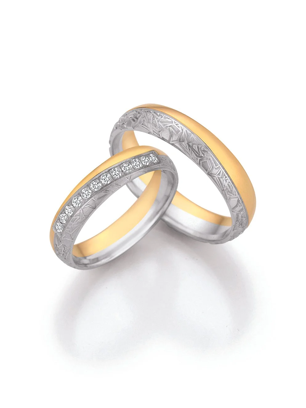 Zwei Bicolor Eheringe aus Gold und Platin mit besonderer Oberfläche, einer mit Diamanten besetzt.