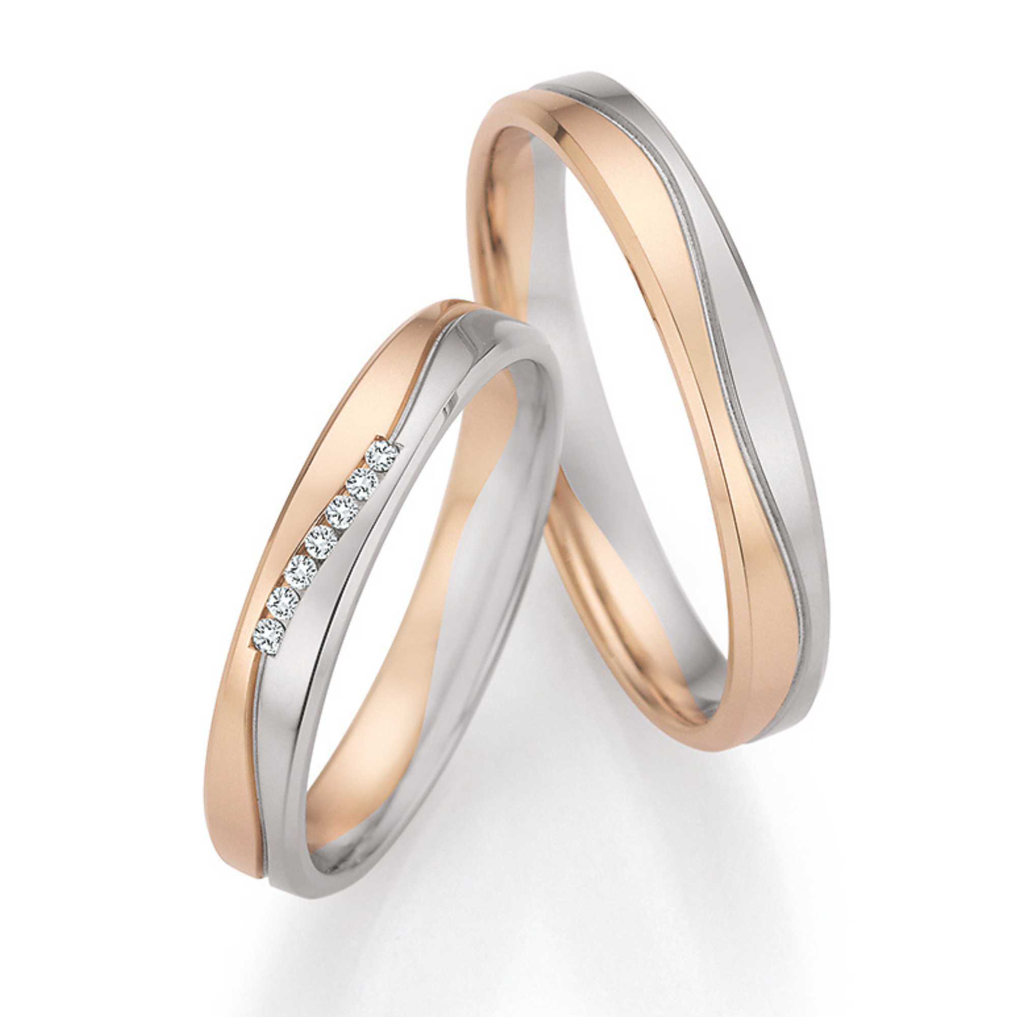 Drei elegante Ringe in Silber, Roségold und Weißgold, einer mit Diamanten, auf weißem Hintergrund.