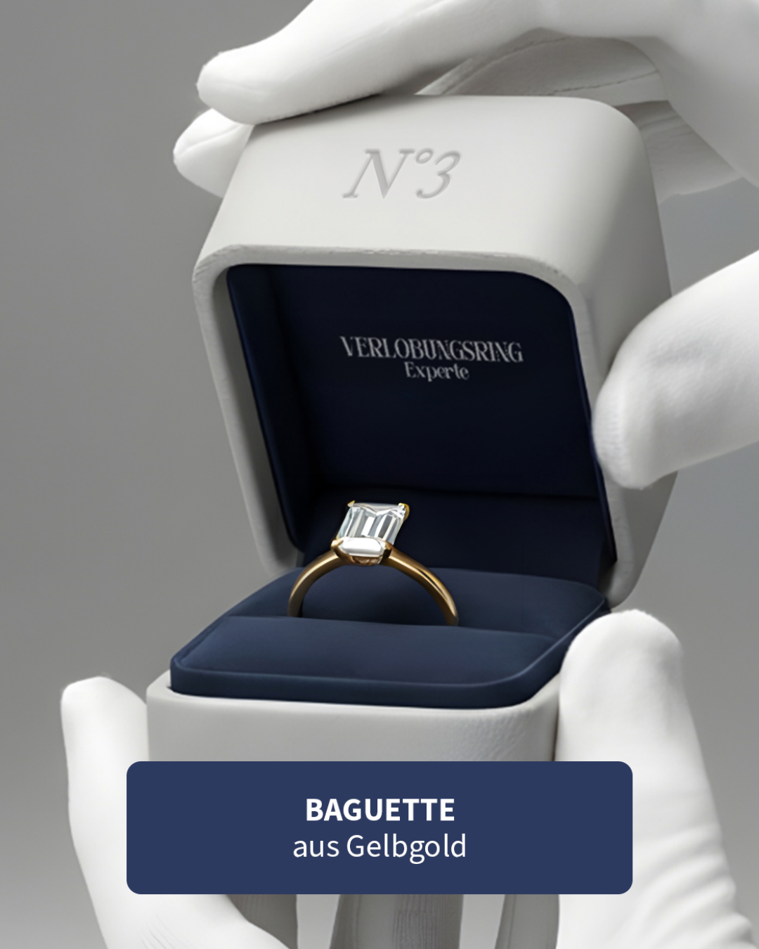 Ein Verlobungsring mit großem Diamanten in einer blauen Schmuckschatulle, die mit weißen Handschuhen gehalten wird.