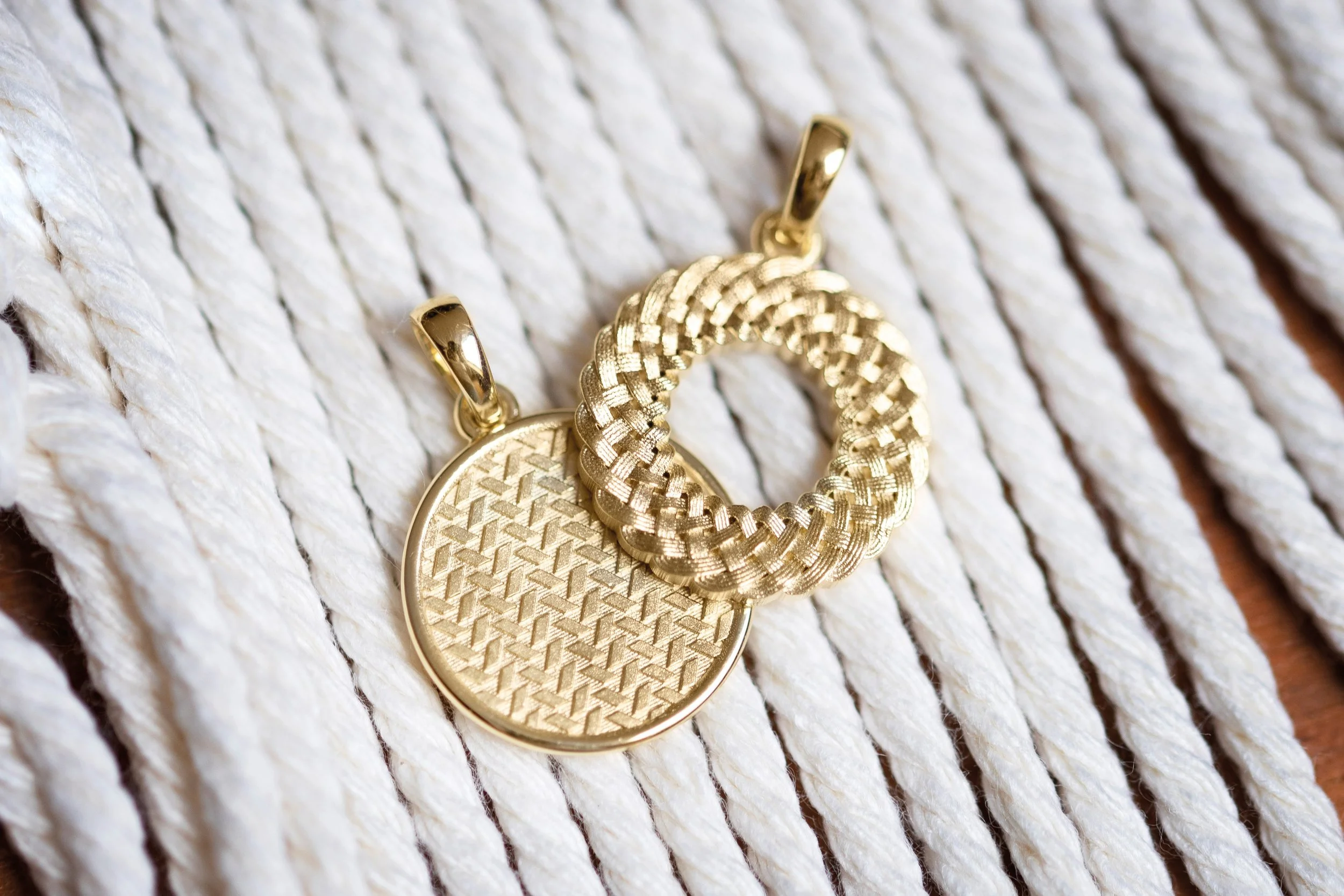 Goldene Ohrringe mit einem dicken, gewickelten Design welche in unserer Goldschmiede von unserem Goldschmied angefertigt wurden