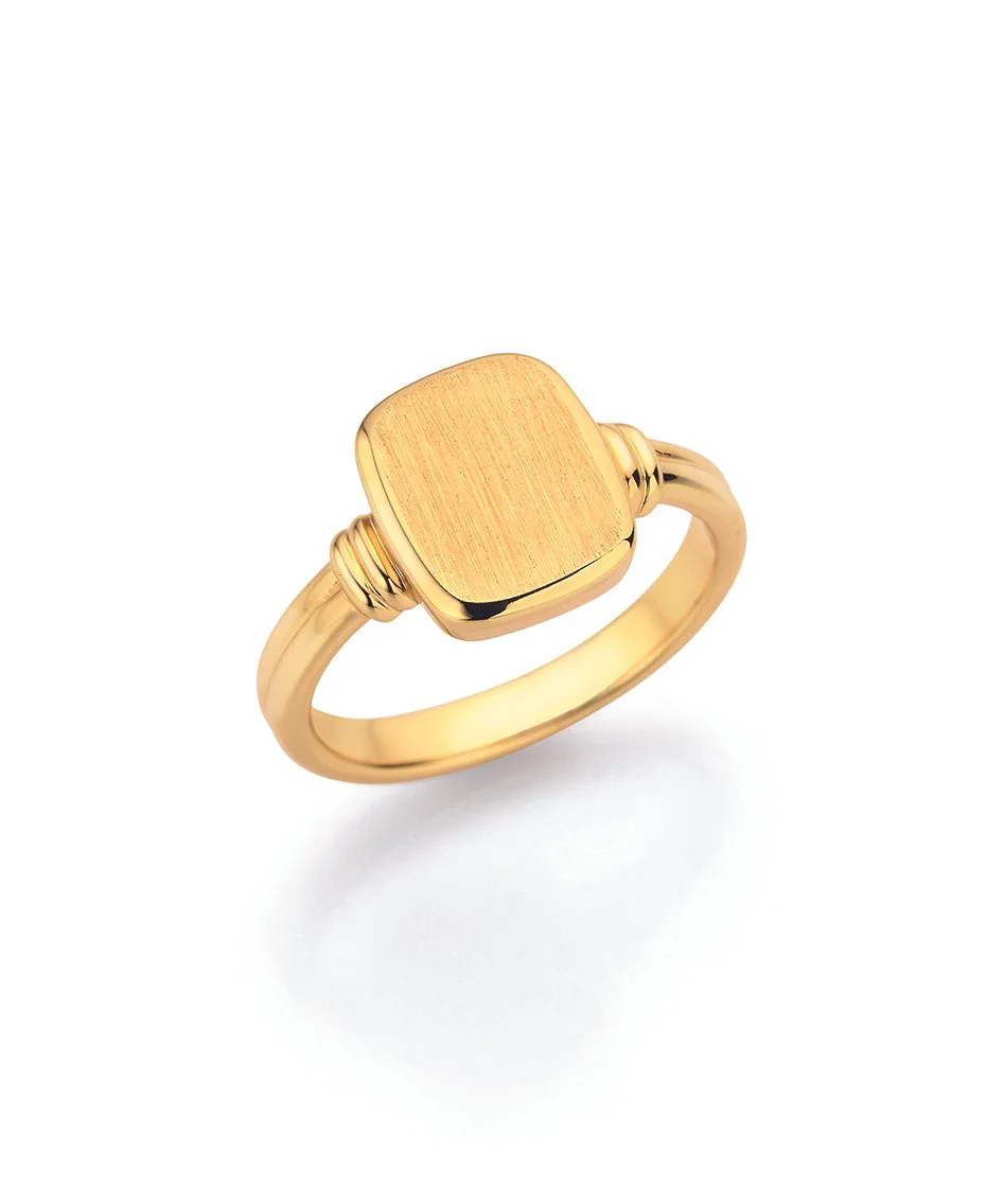 Goldene Ringschmuck mit quadratischer, mattierter Oberfläche