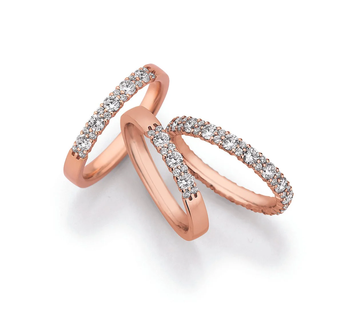 Drei roséfarbene Ringe mit Diamanten die als Ehering, Verlobungsring, Memoirering oder Promisering verschenkt werden können