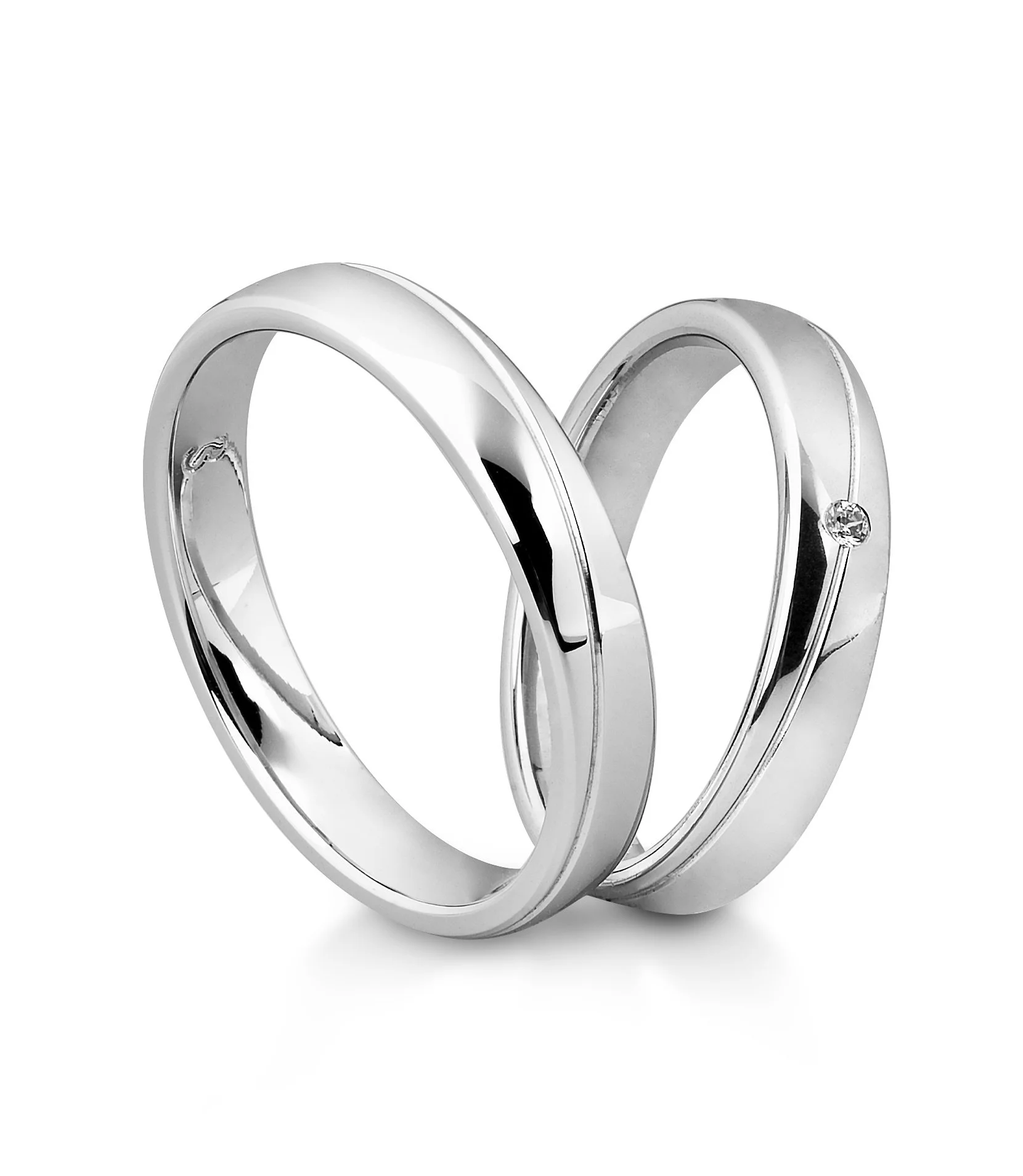 Zwei silberne Ringe, einer mit eingearbeiteten Textur und der andere mit kleinen Diamanten besetzt.