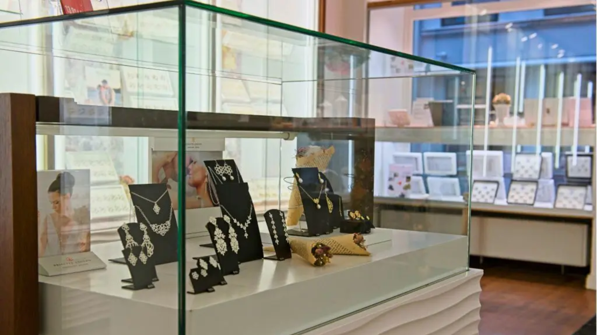 Ausgestellt sind goldene Schmuckstücke, darunter Ketten, Ohrringe, Armbänder und Ringe, in einer Vitrine in einem Schmuckgeschäft.