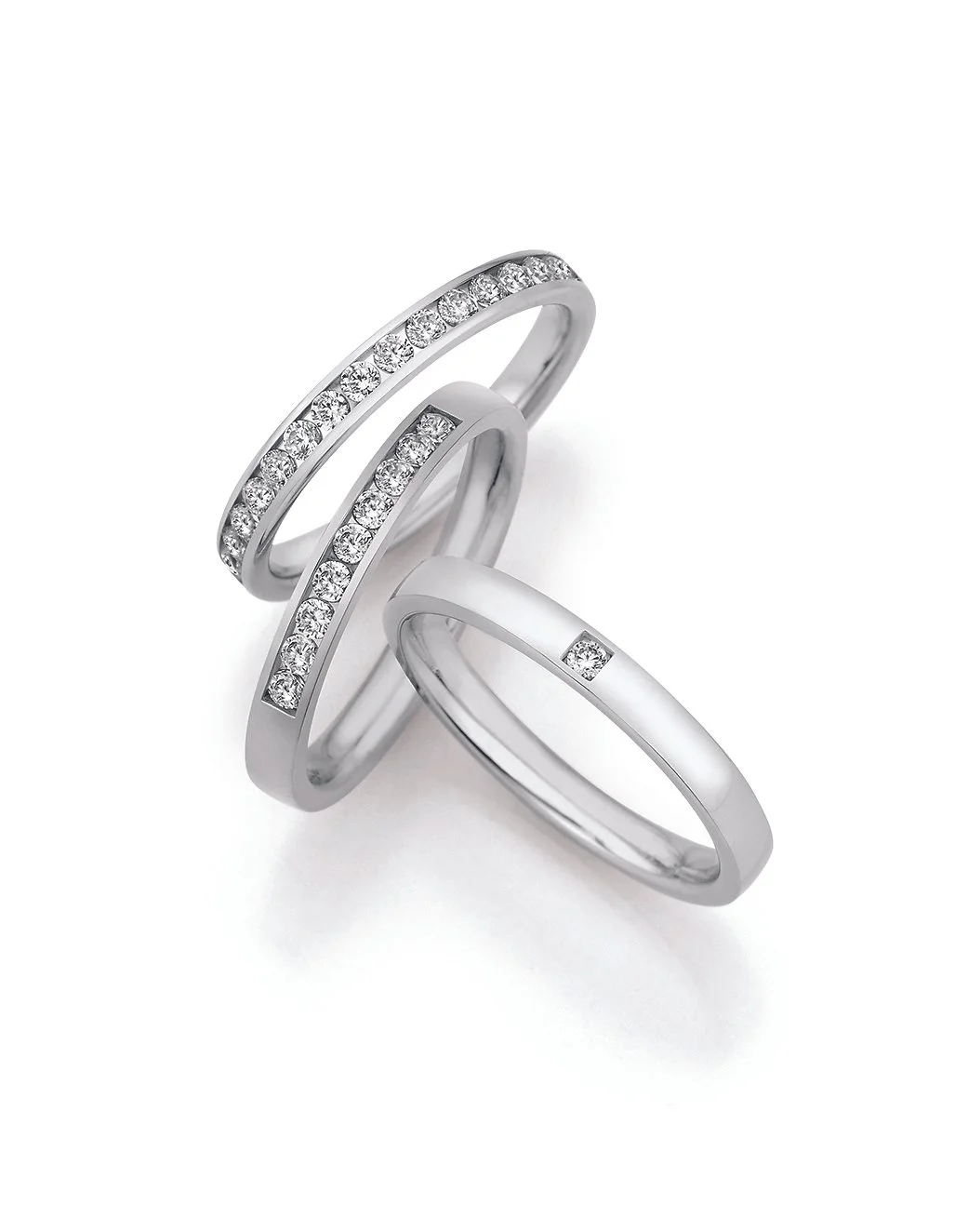 Drei weiße Ringe aus Weißgold oder Platin die als Trauring, Verlobungsring oder Partnering verschenkt werden können  einer mit Diamanten 