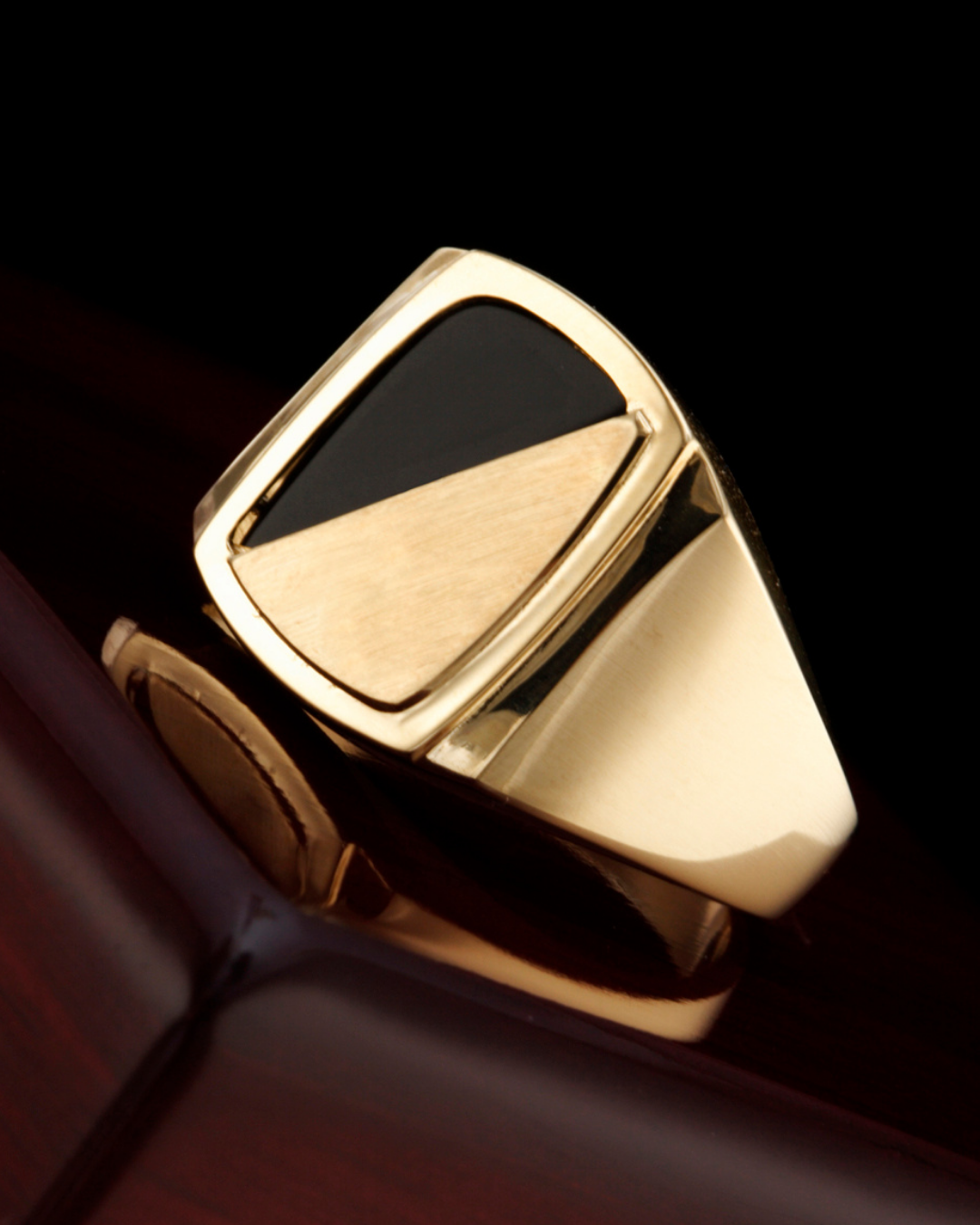 Goldene Zigarrenabschneider auf dunklem Holztablett