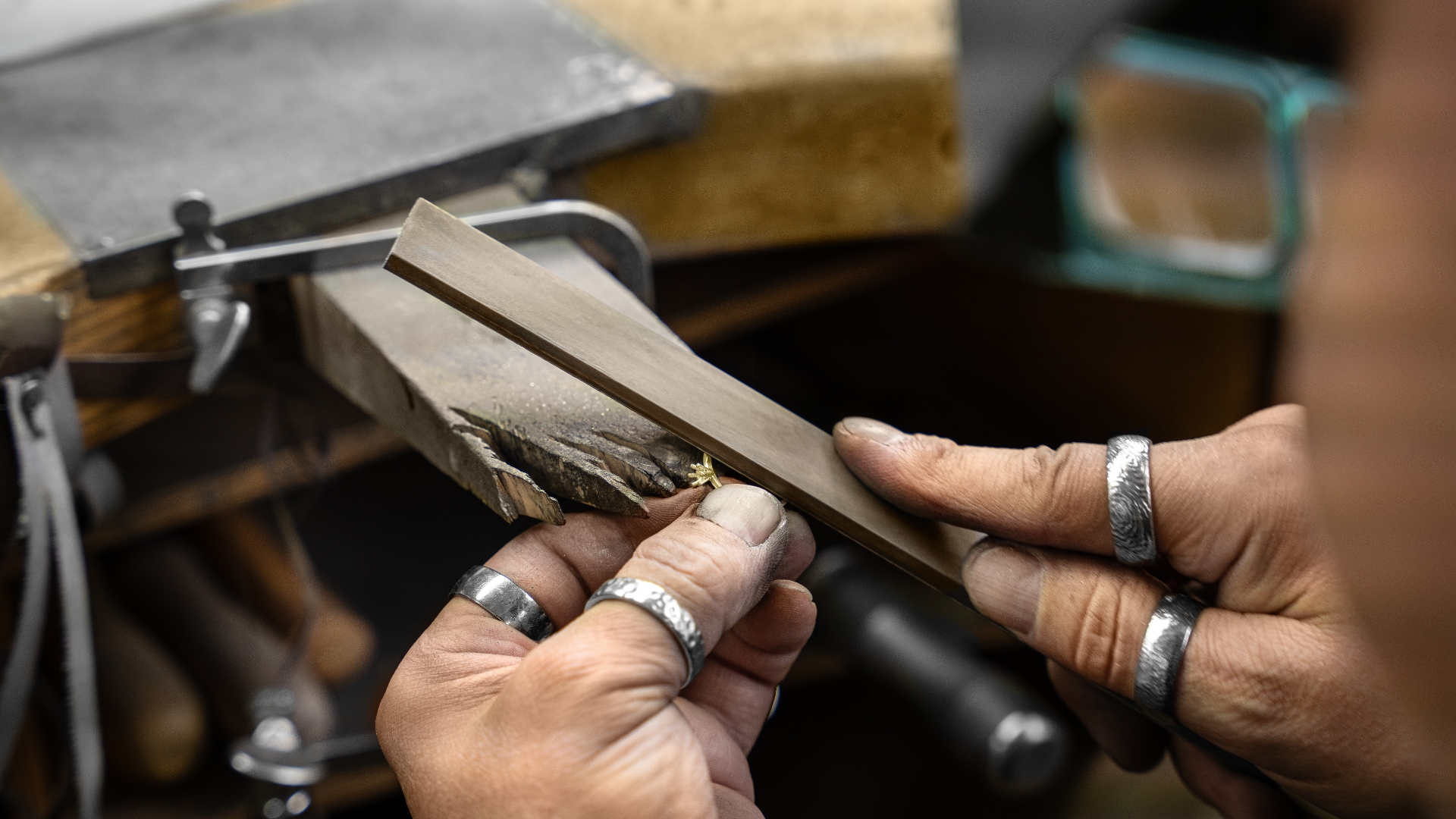 Handschläge beim Holzfeilen in einer Werkstatt