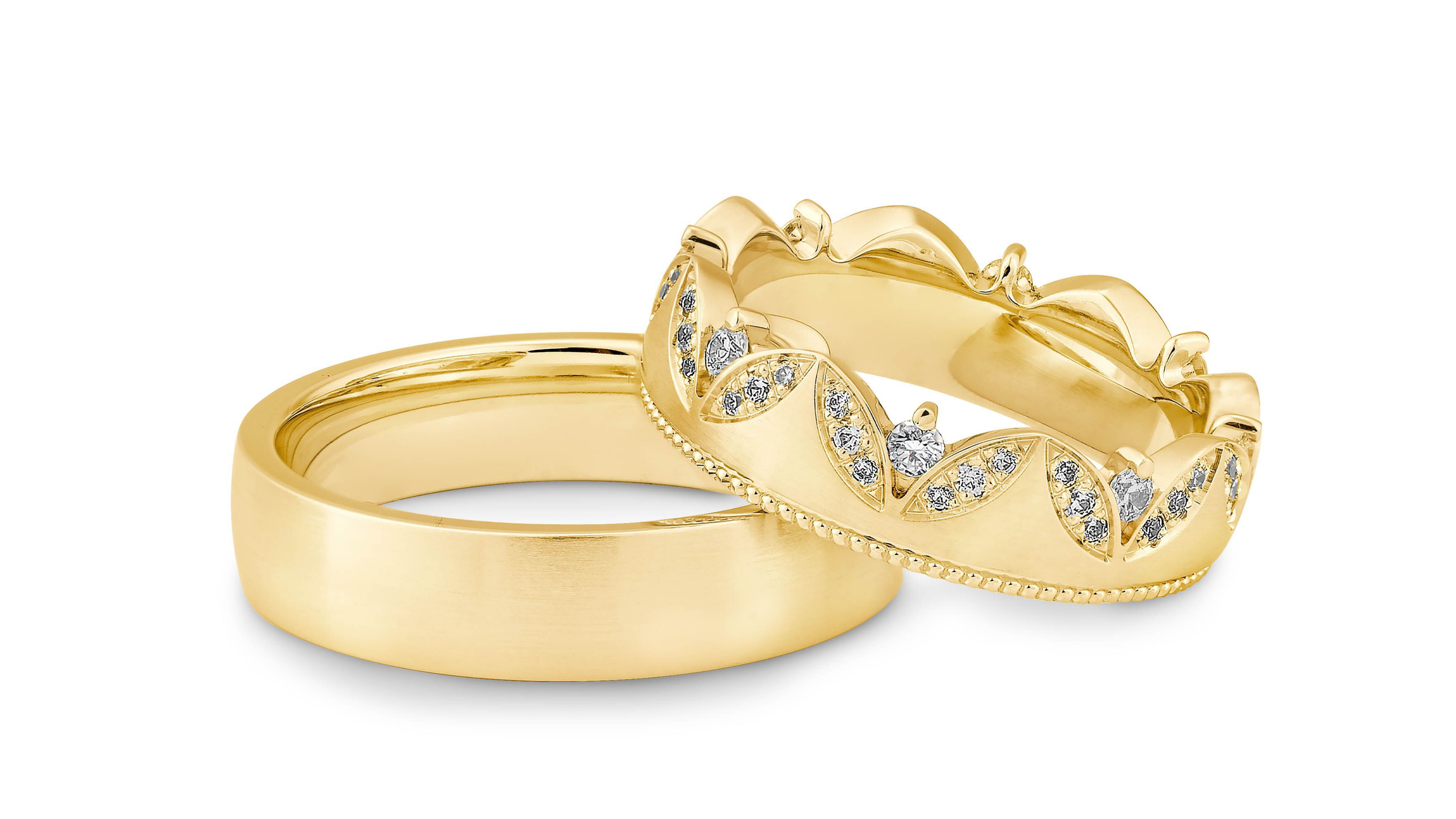 Zwei goldene Eheringe mit Diamanten in Gelbgold