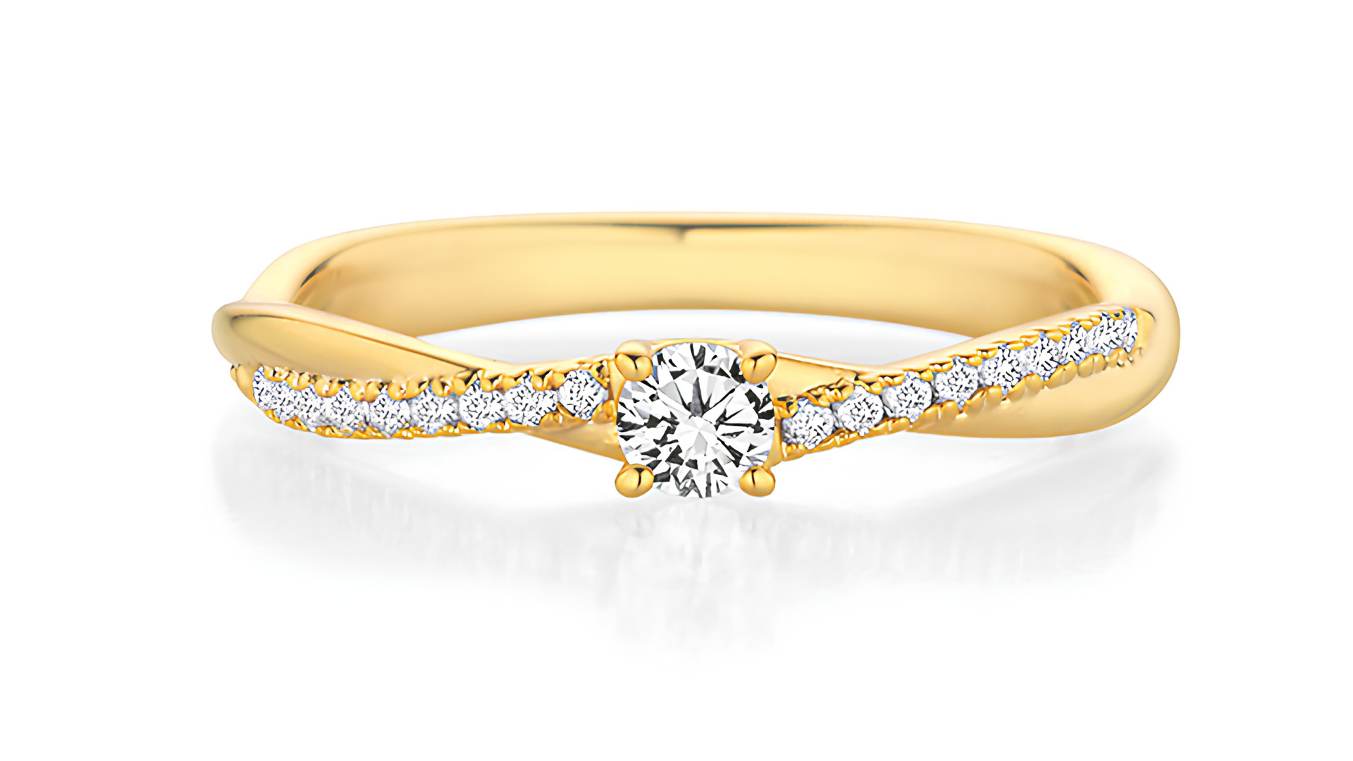 Verlobungsring aus Gold mit einem großen zentralen Diamanten und mehreren kleineren Diamanten entlang des Bandes.